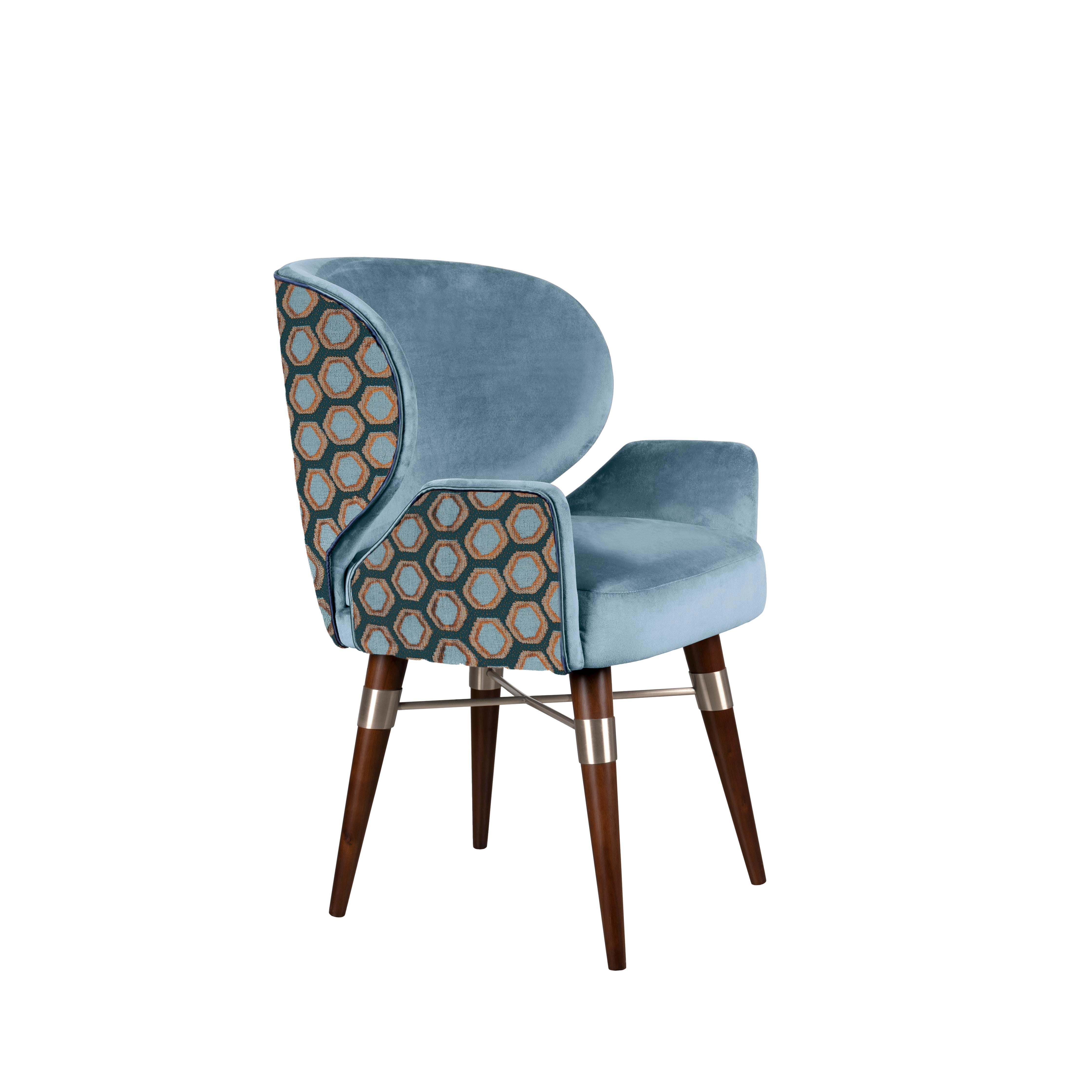 Chaise de salle à manger Louis I en coton Pieds en noyer Laiton Fabriqué à la main au Portugal par Ottiu en vente 3