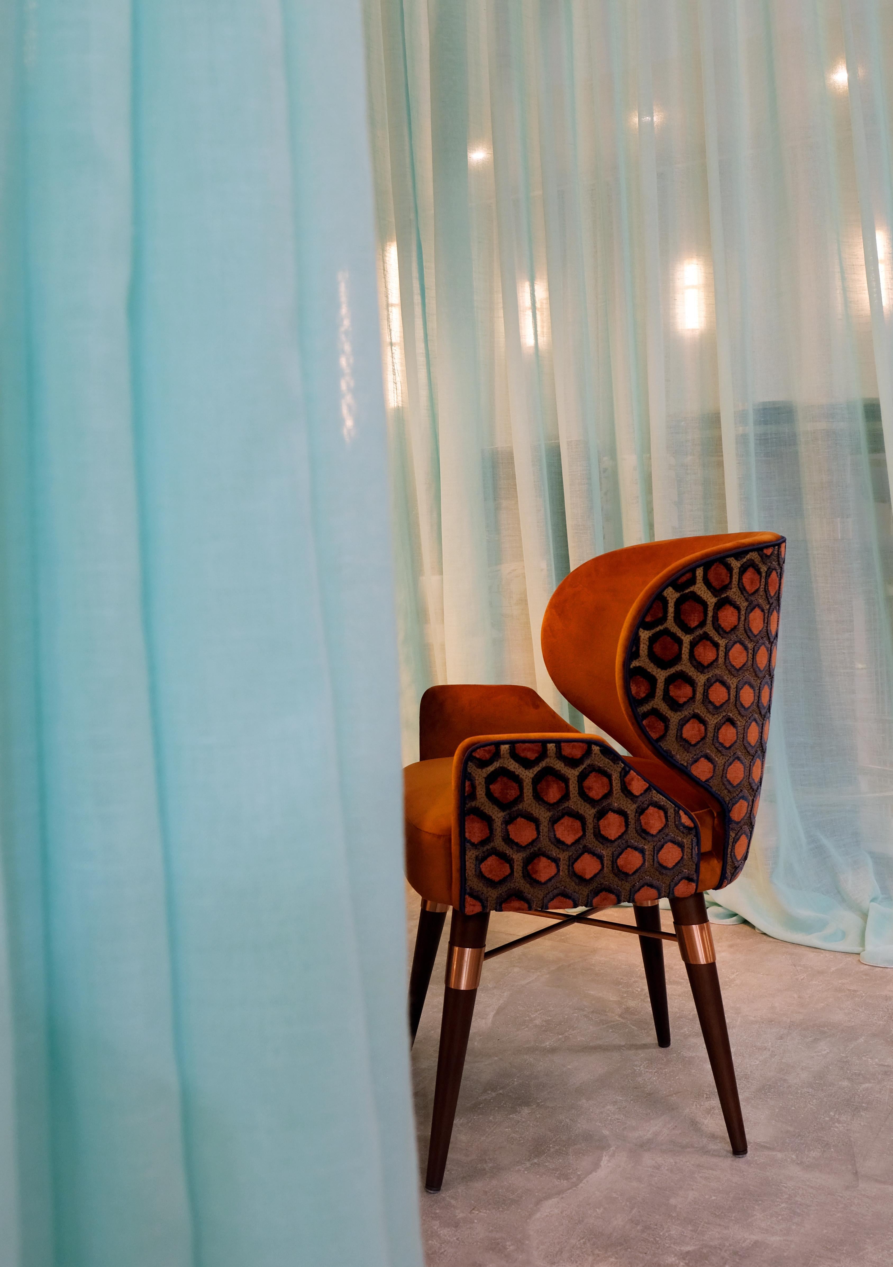 Chaise de salle à manger Louis I en coton Pieds en noyer Laiton Fabriqué à la main au Portugal par Ottiu en vente 4