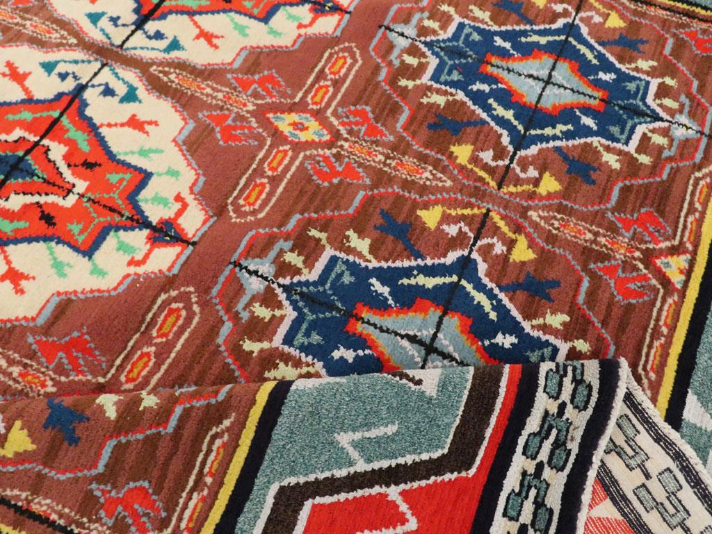 Alfombra cuadrada europea de algodón de mediados del siglo XX de estilo turcomano tribal en venta 3