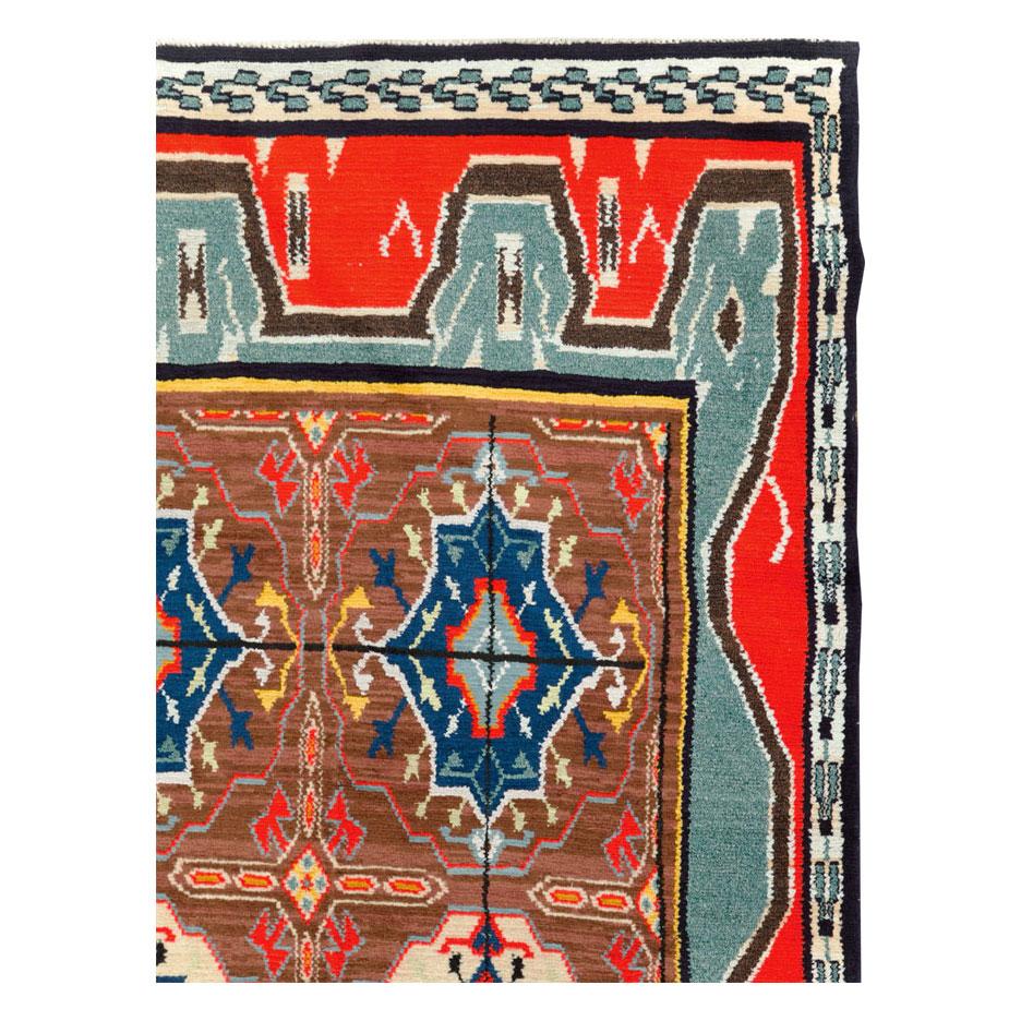 Alfombra de acento europea vintage de formato cuadrado hecha a mano a mediados del siglo XX y con el estilo de las alfombras tribales turcomanas de Asia Central.

Medidas: 7' 2