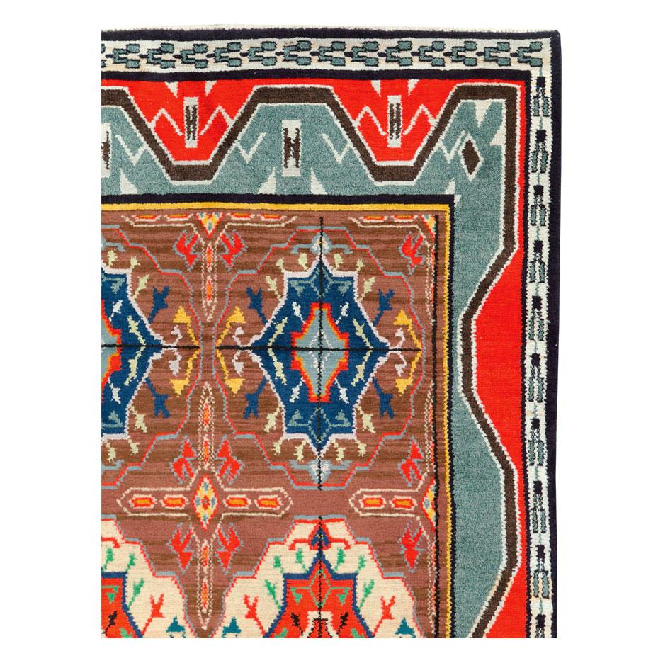 Baumwolle, europäischer quadratischer Akzentteppich aus der Mitte des 20. Jahrhunderts im türkischen Stammesstil (Stammeskunst) im Angebot