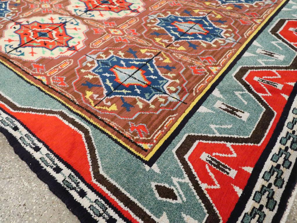 Alfombra cuadrada europea de algodón de mediados del siglo XX de estilo turcomano tribal en venta 1