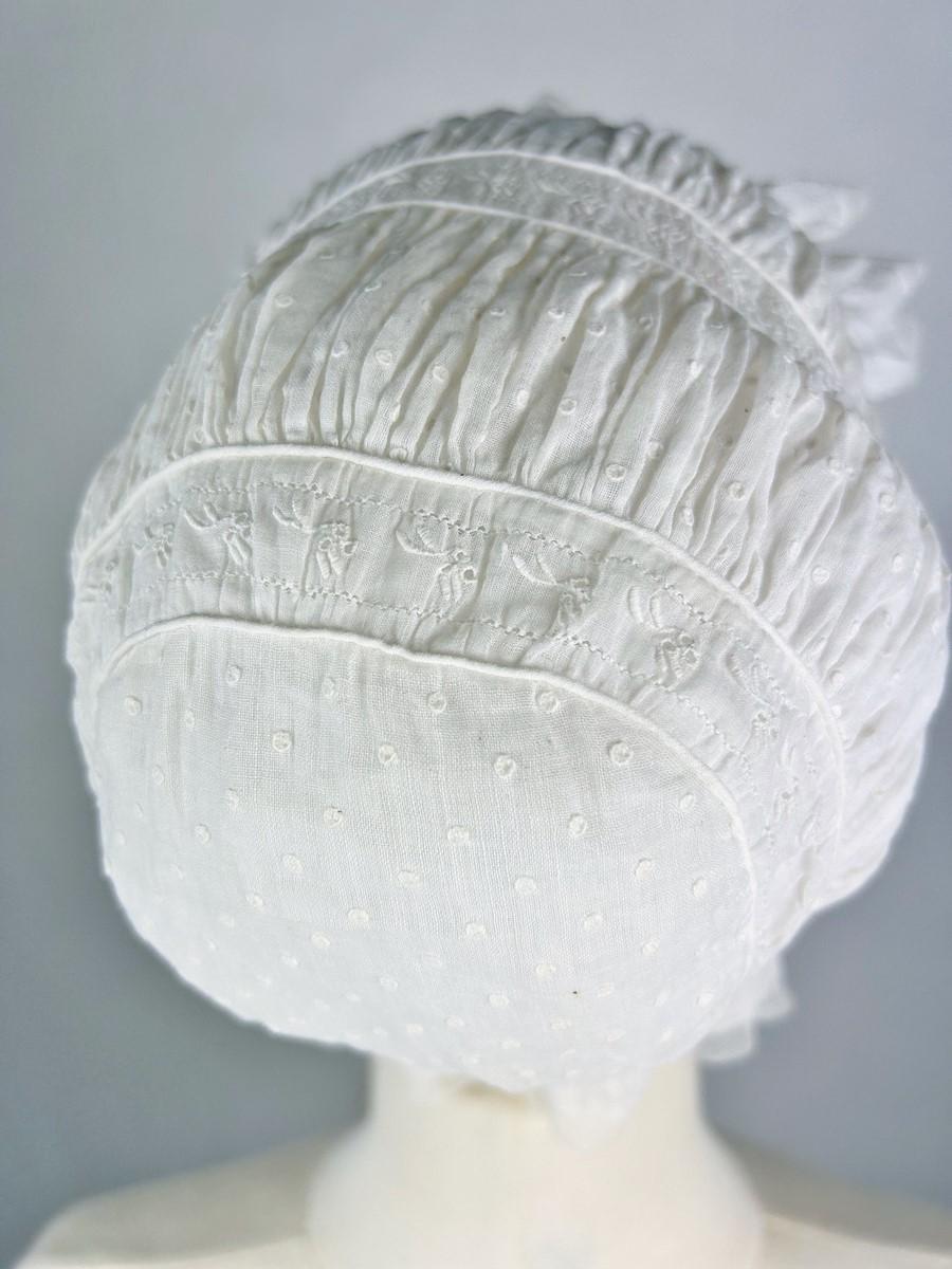CAP in mussola di cotone con ricamo a plumetis - Francia Circa 1810/1840 in vendita 6
