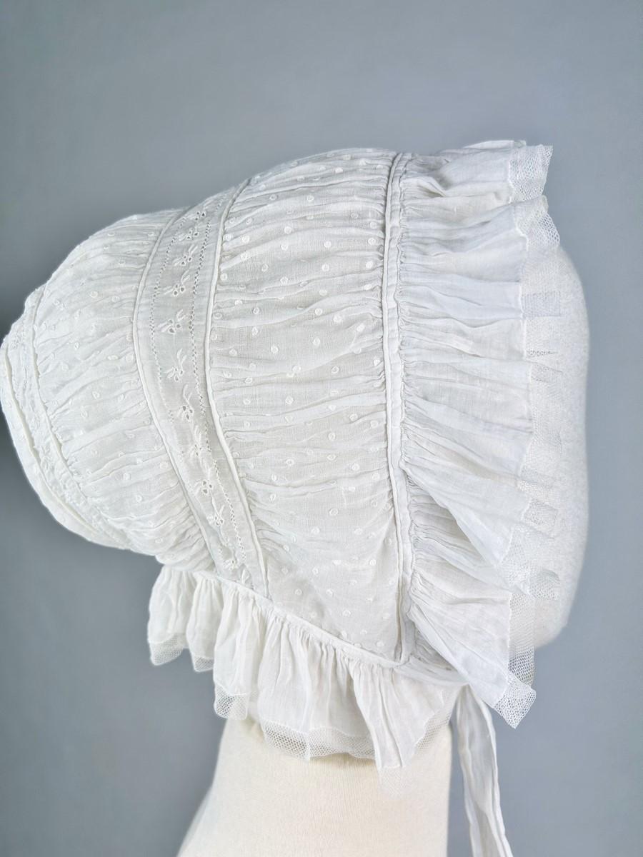 CAP in mussola di cotone con ricamo a plumetis - Francia Circa 1810/1840 in vendita 7