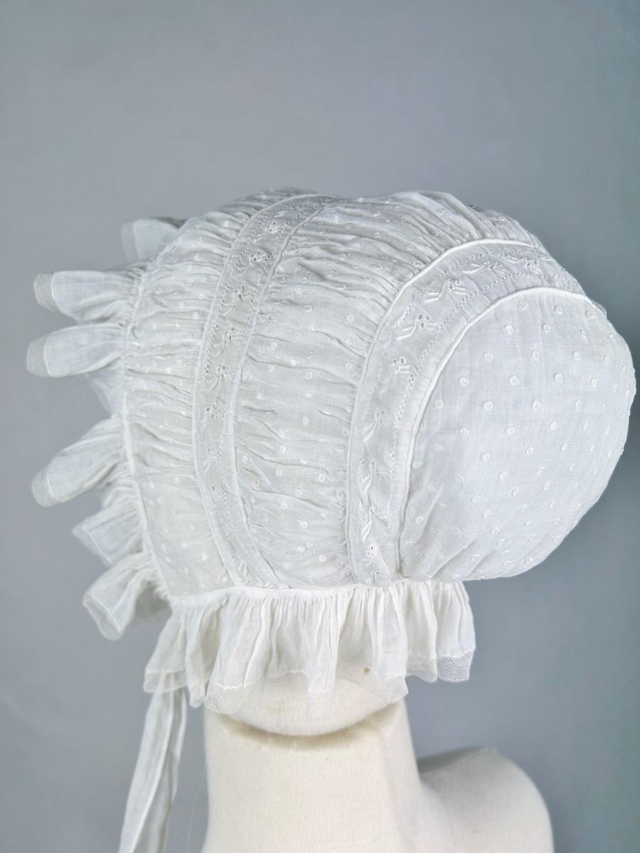 Grigio CAP in mussola di cotone con ricamo a plumetis - Francia Circa 1810/1840 in vendita