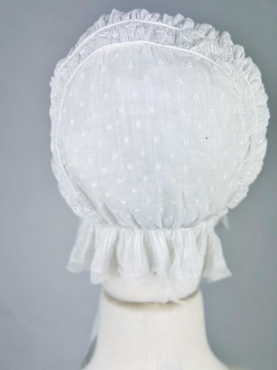 CAP in mussola di cotone con ricamo a plumetis - Francia Circa 1810/1840 In condizioni buone in vendita a Toulon, FR