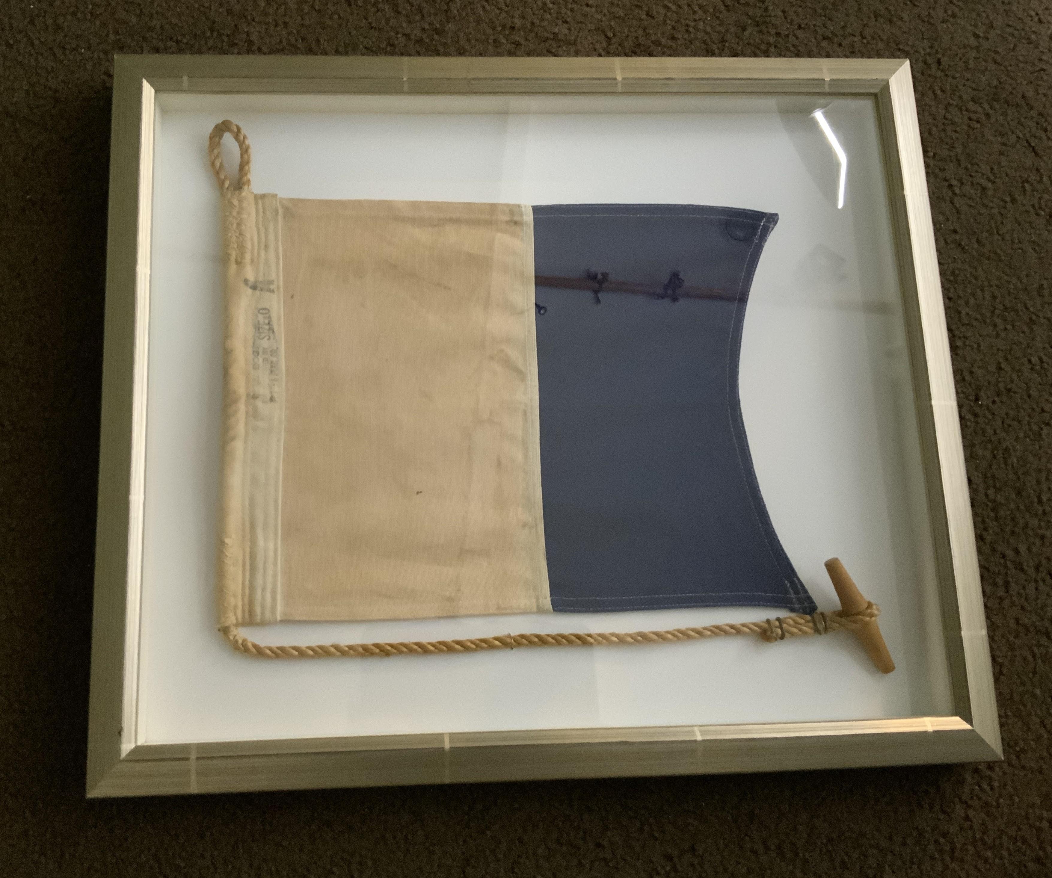 Drapeau de signalisation en coton encadré pour la lettre A. Joliment encadré. Drapeau en coton avec hissage en toile, œillet en bois et corde de Manille. Joliment encadré