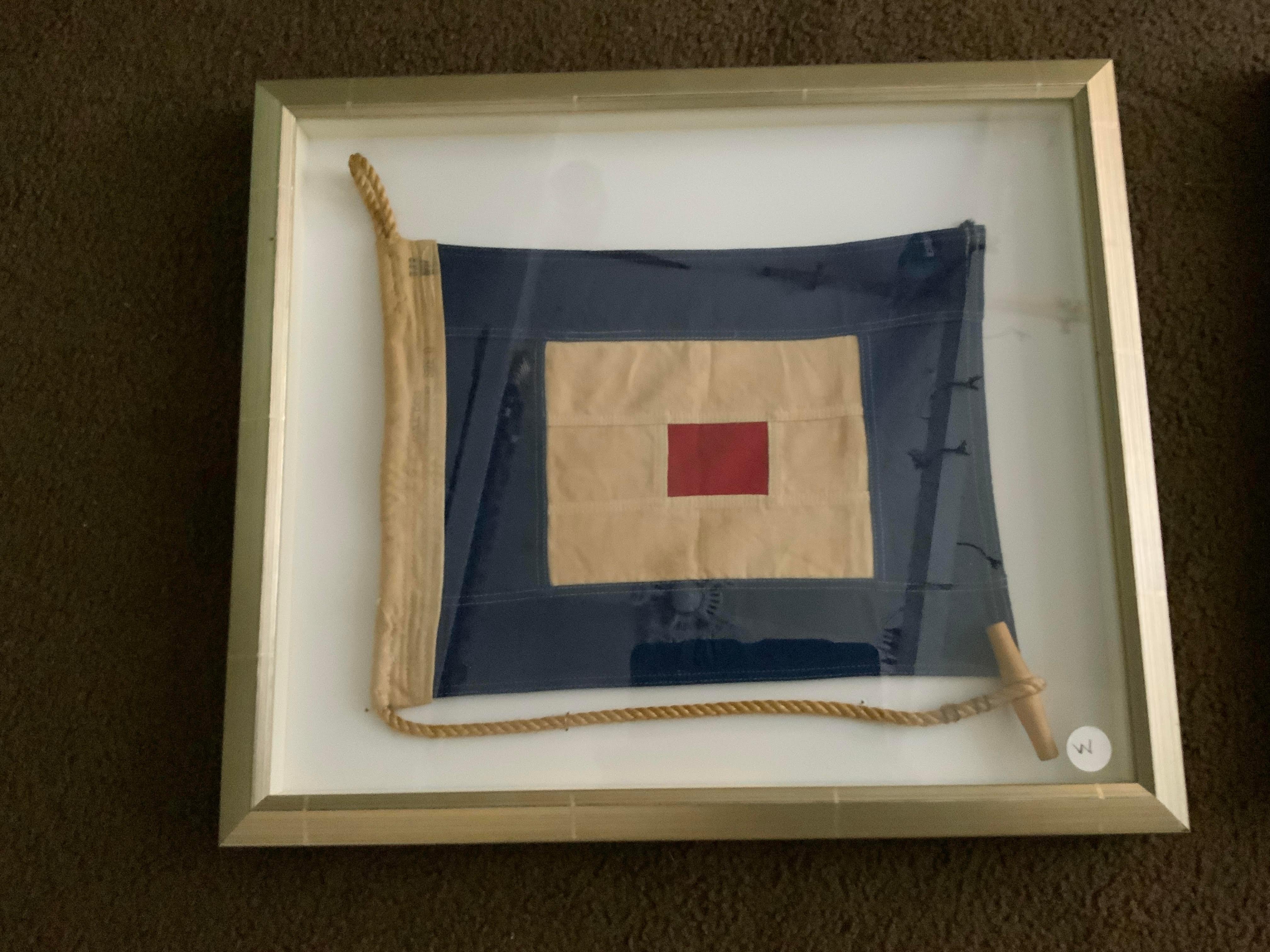  Drapeau de signalisation en coton encadré pour la lettre W. Joliment encadré. Drapeau en coton avec hissage en toile, œillet en bois et corde de Manille. Joliment encadré.