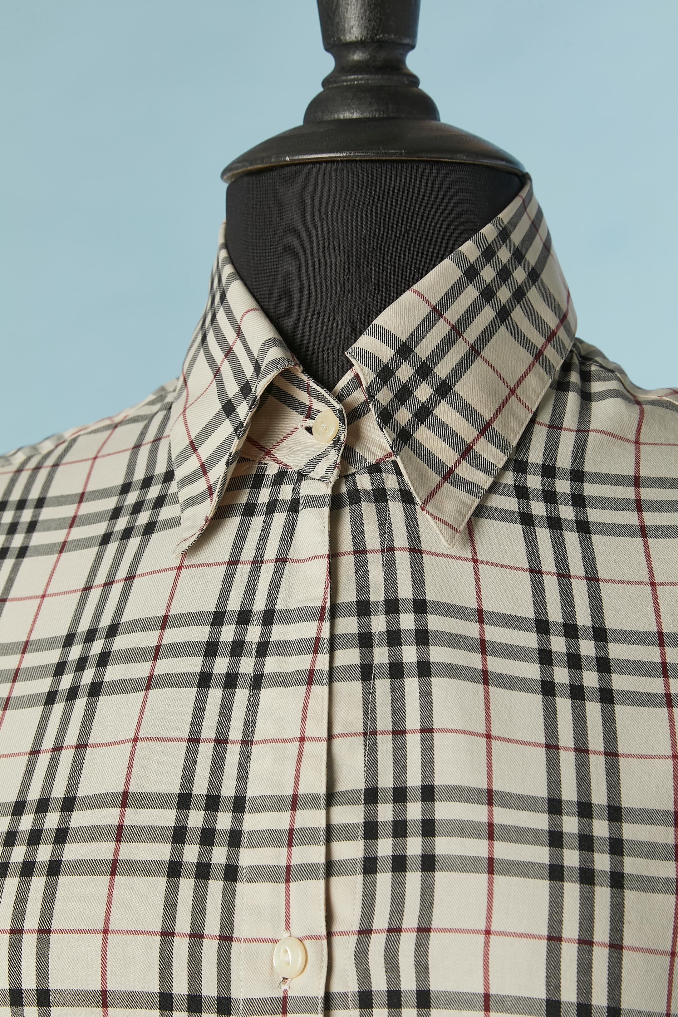 Cotton shirt with check pattern. Branded buttons and buttonhole in the middle front. 
SIZE S