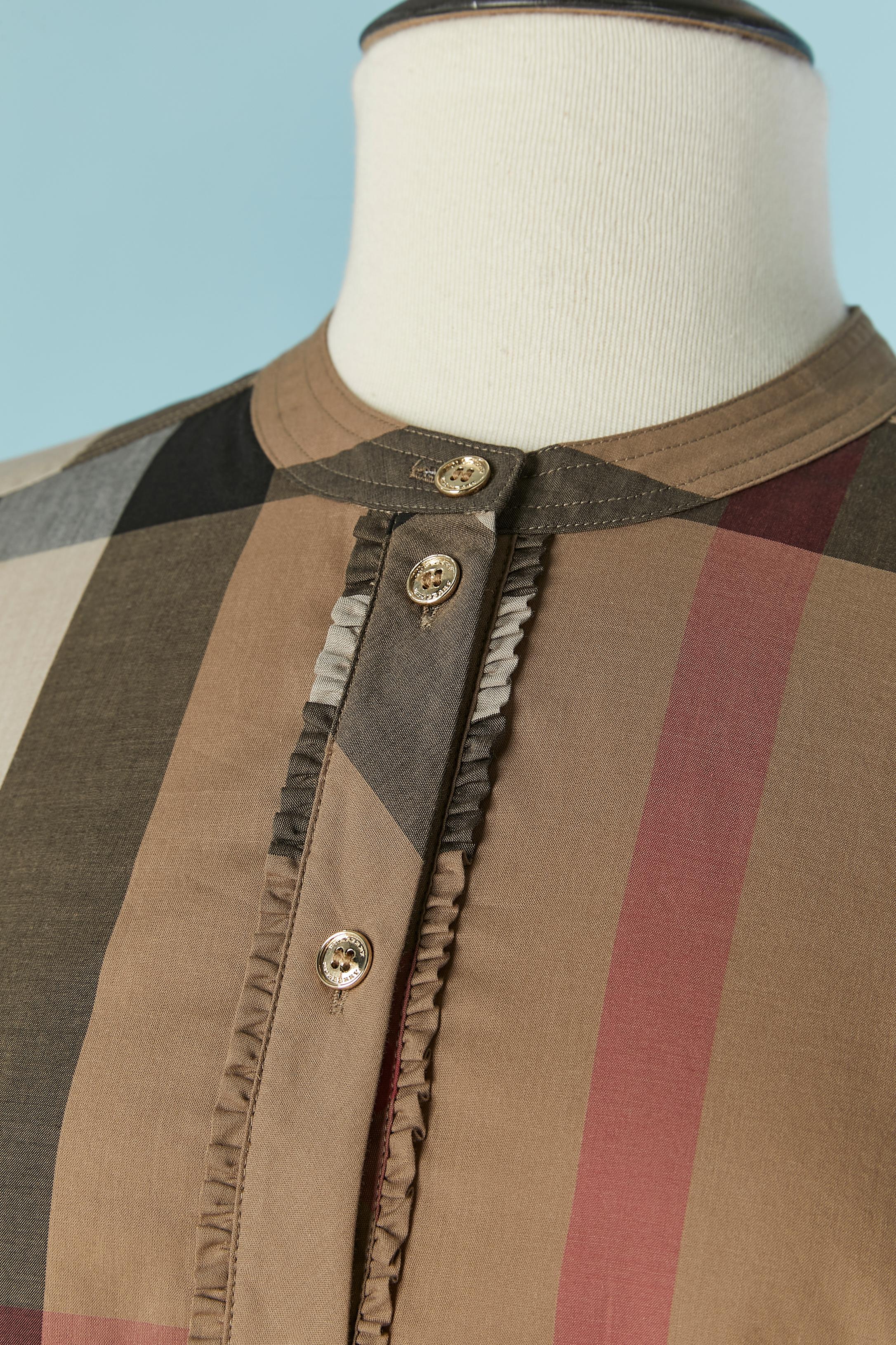 Cotton shirt with jabot and check pattern.
Branded button and buttonhole closure on the top middle  front and cuffs. 
SIZE 40 (It) 36 (Fr) 6 (US) M 