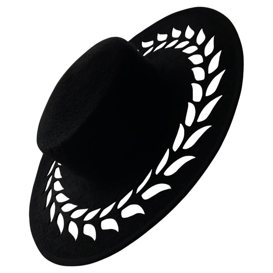 Baumwolle Spike Cut Stiel Minimalistische Hut Contemporary Zubehör Symbolische Mode im Angebot