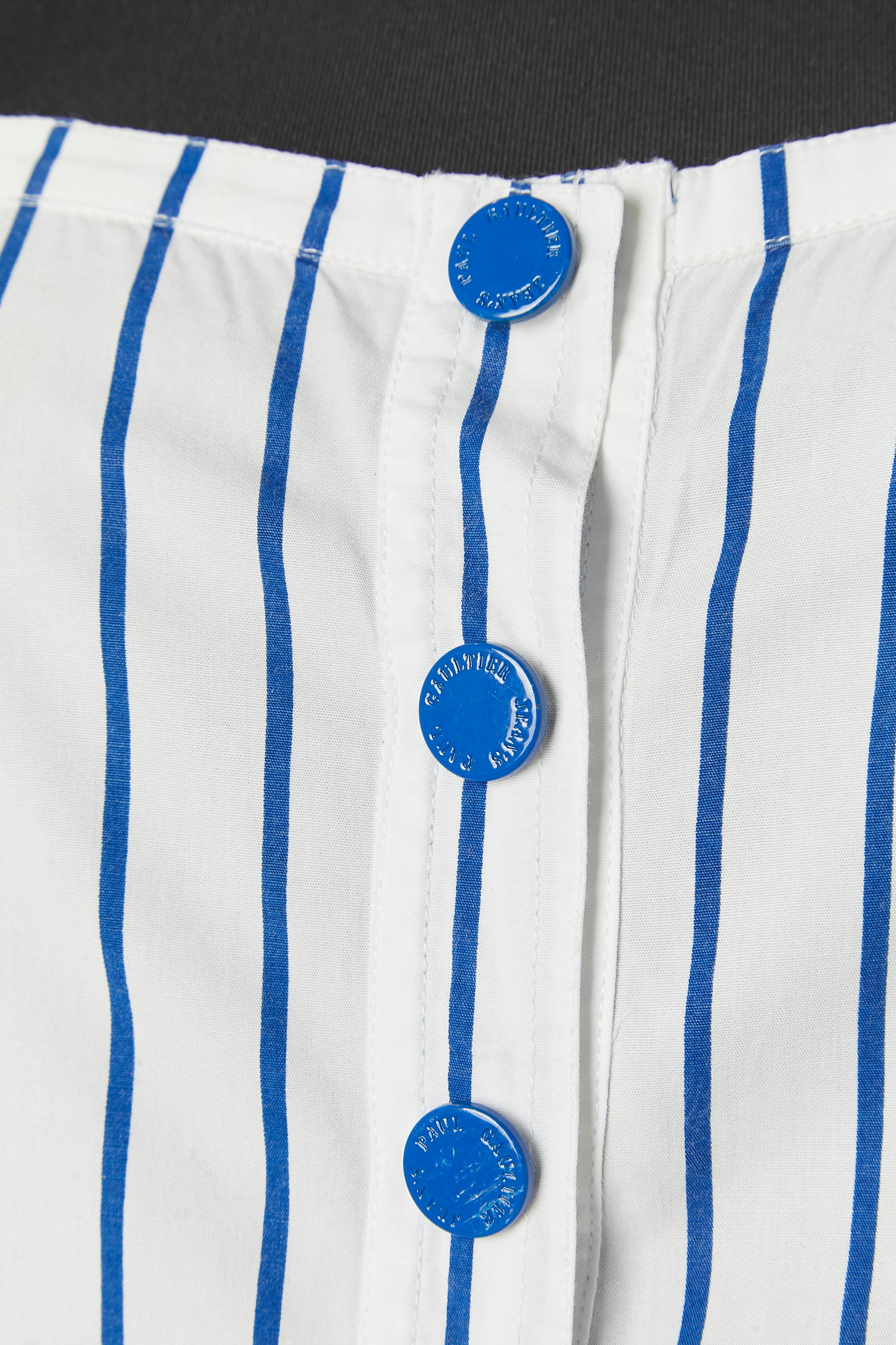 Cotton striped bustier dress with branded snap closure on the middle front. Pocket on both side with bow and eyelet.  Smocks on the side of the bust. 
SIZE 38 (Fr) M 