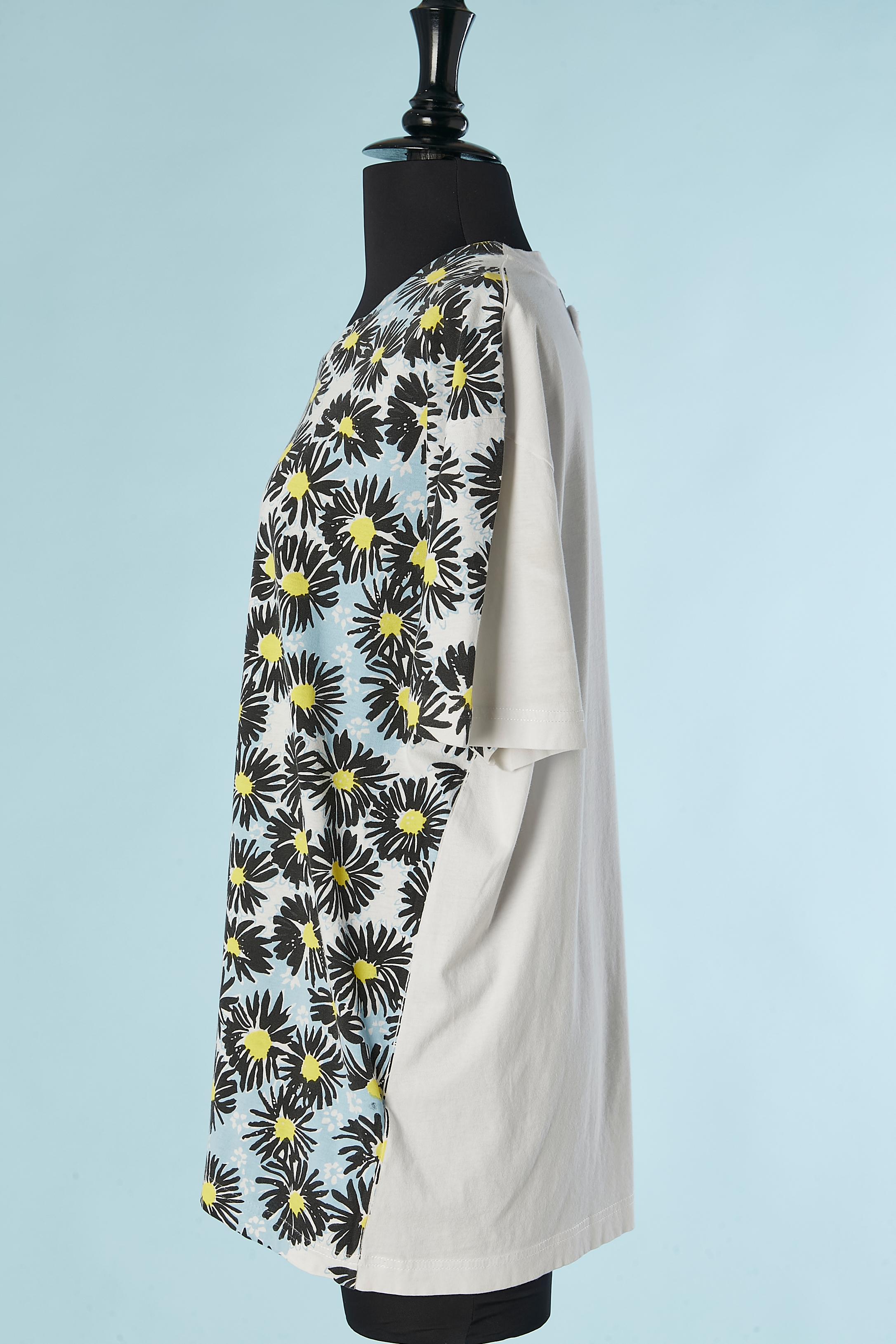 Noir Tee-shirt en coton avec impression de fleurs sur le devant PRADA en vente