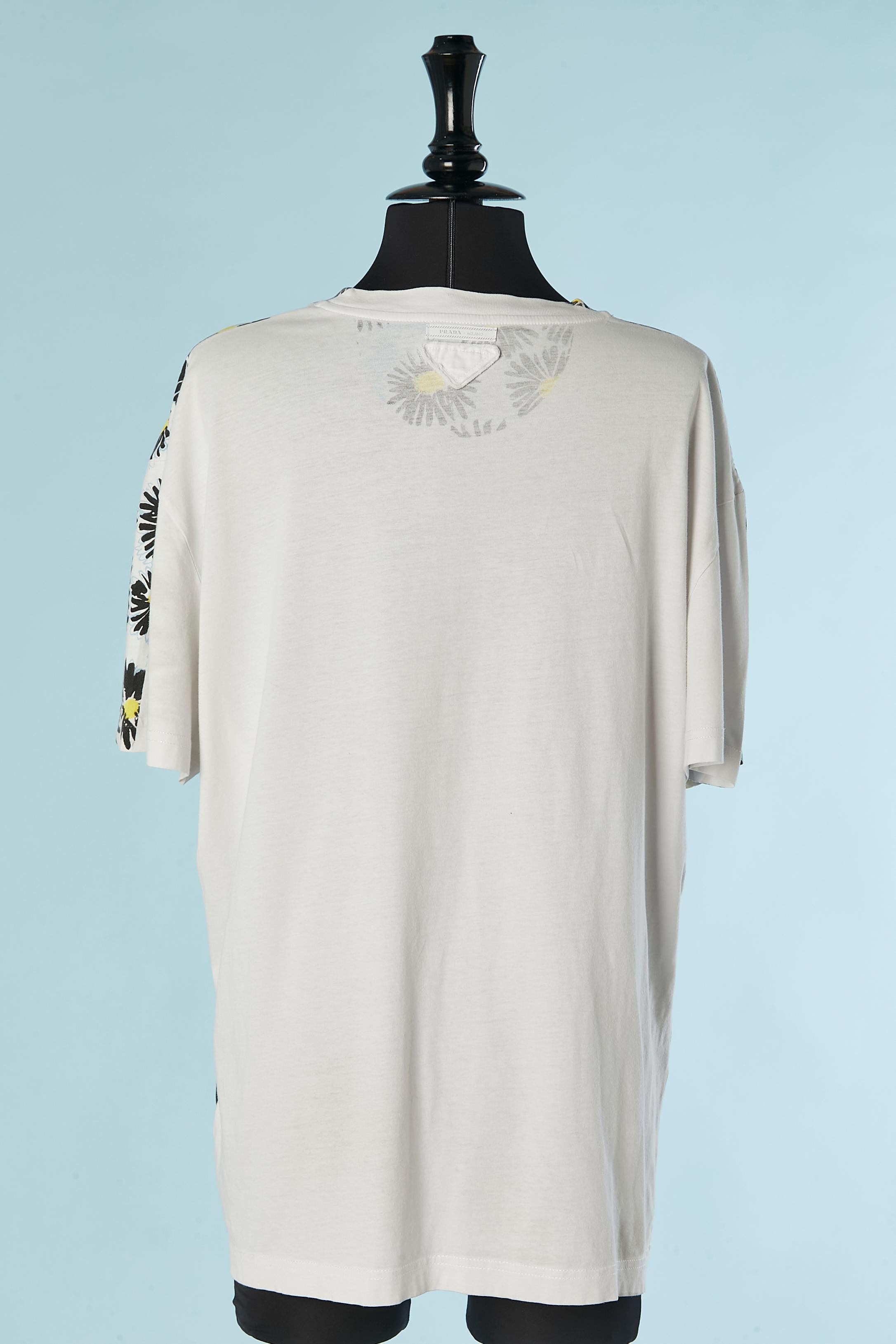Tee-shirt en coton avec impression de fleurs sur le devant PRADA Excellent état - En vente à Saint-Ouen-Sur-Seine, FR