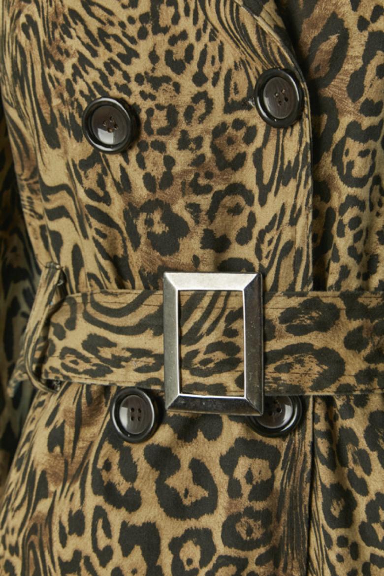 Gabardina de algodón con estampado animal Circa 1960's Marrón en venta