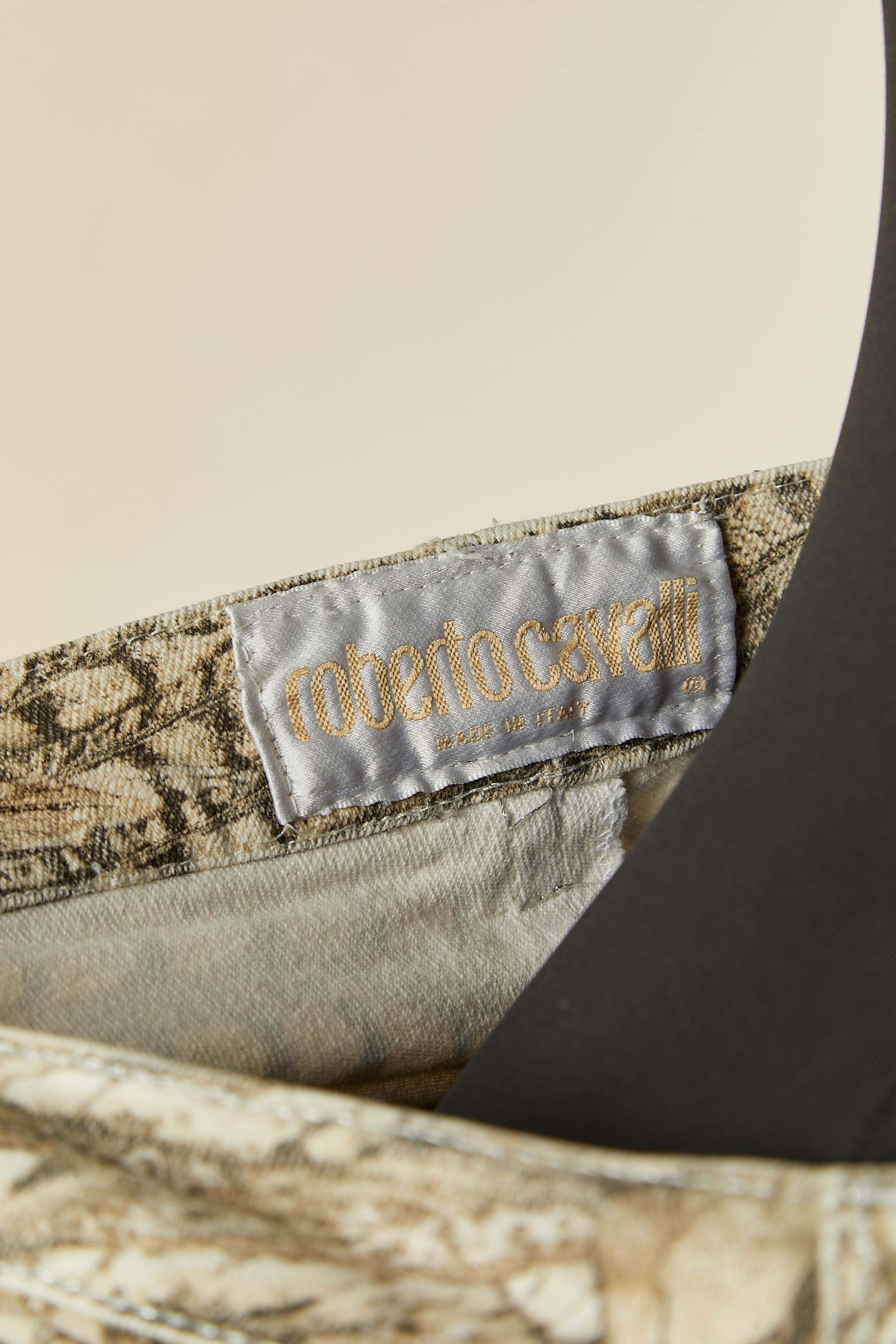 Pantaloni in cotone con stampa di piume. Chiusura con zip, bottone con marchio e asola al centro del davanti. Borchie con marchio. Impunture in filo d'argento. Tasca su entrambi i lati e sul retro. 
TAGLIA M 