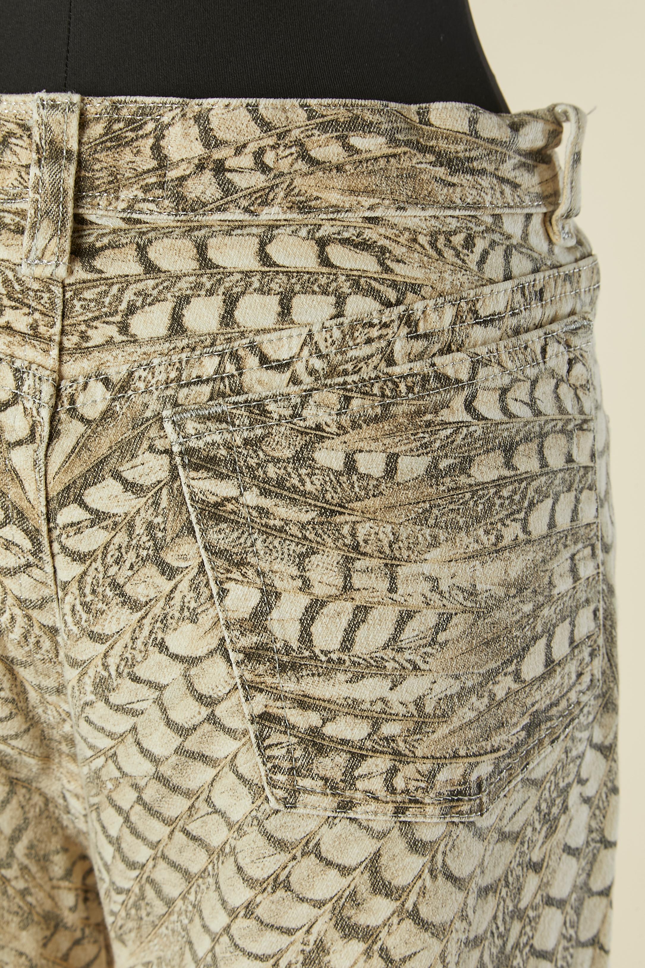 Pantaloni in cotone con stampa di piume ROBERTO CAVALLI in vendita 2