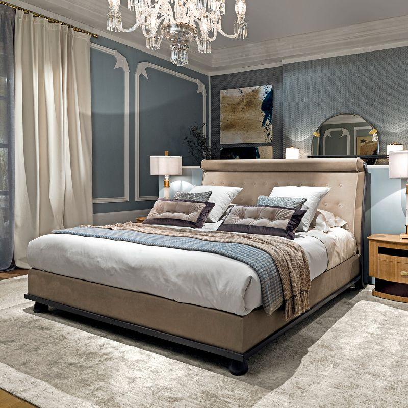 An elegant and sophisticated design that will add a lavish character to a refined bedroom of both modern and classic inspiration, this splendid bed features a distinctive tufted headrest that lends it unparalleled charm. Upholstered with cotton
