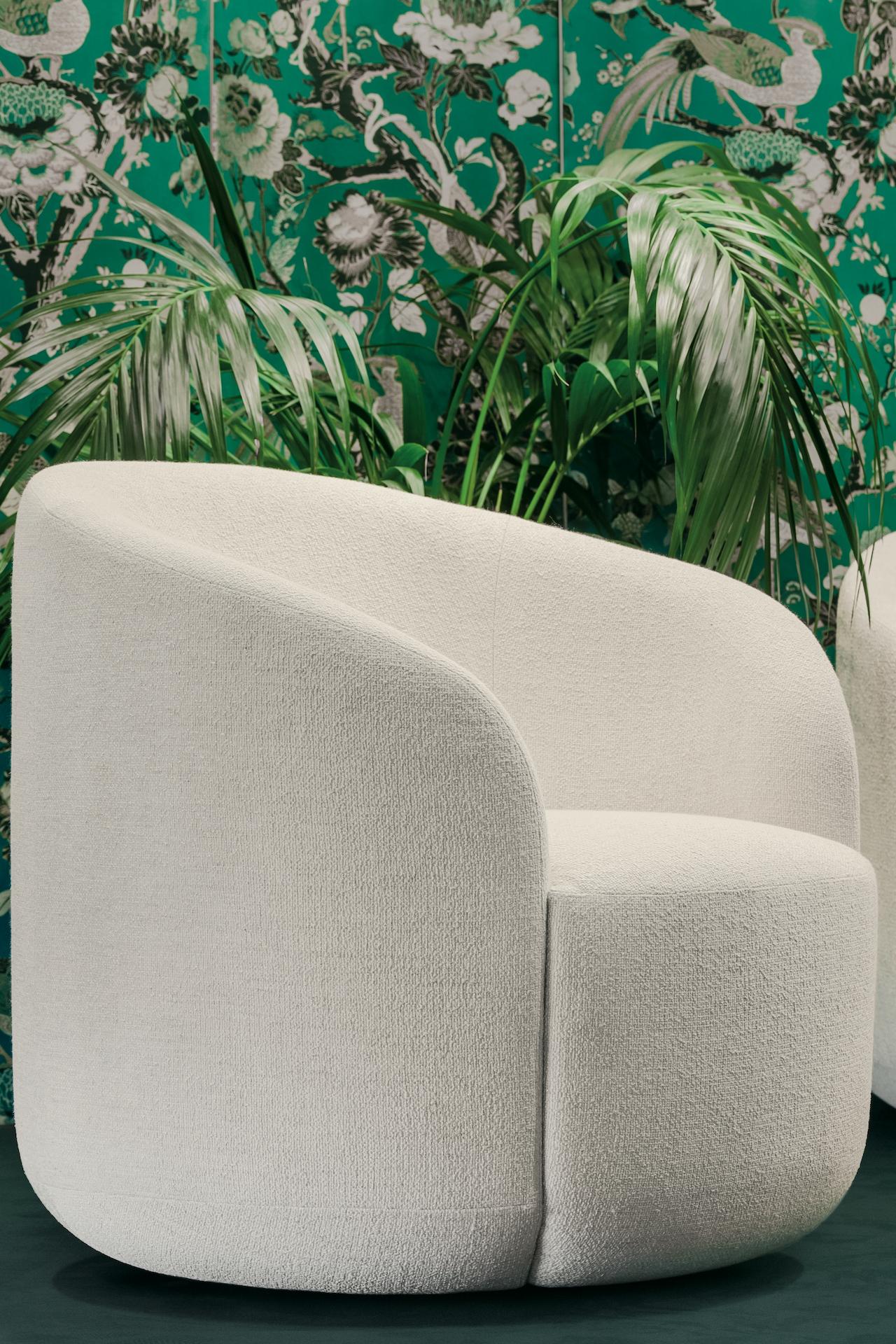 Gebogener Sessel 'Baumwollblume' mit weißem Stoff (Gewebt) im Angebot