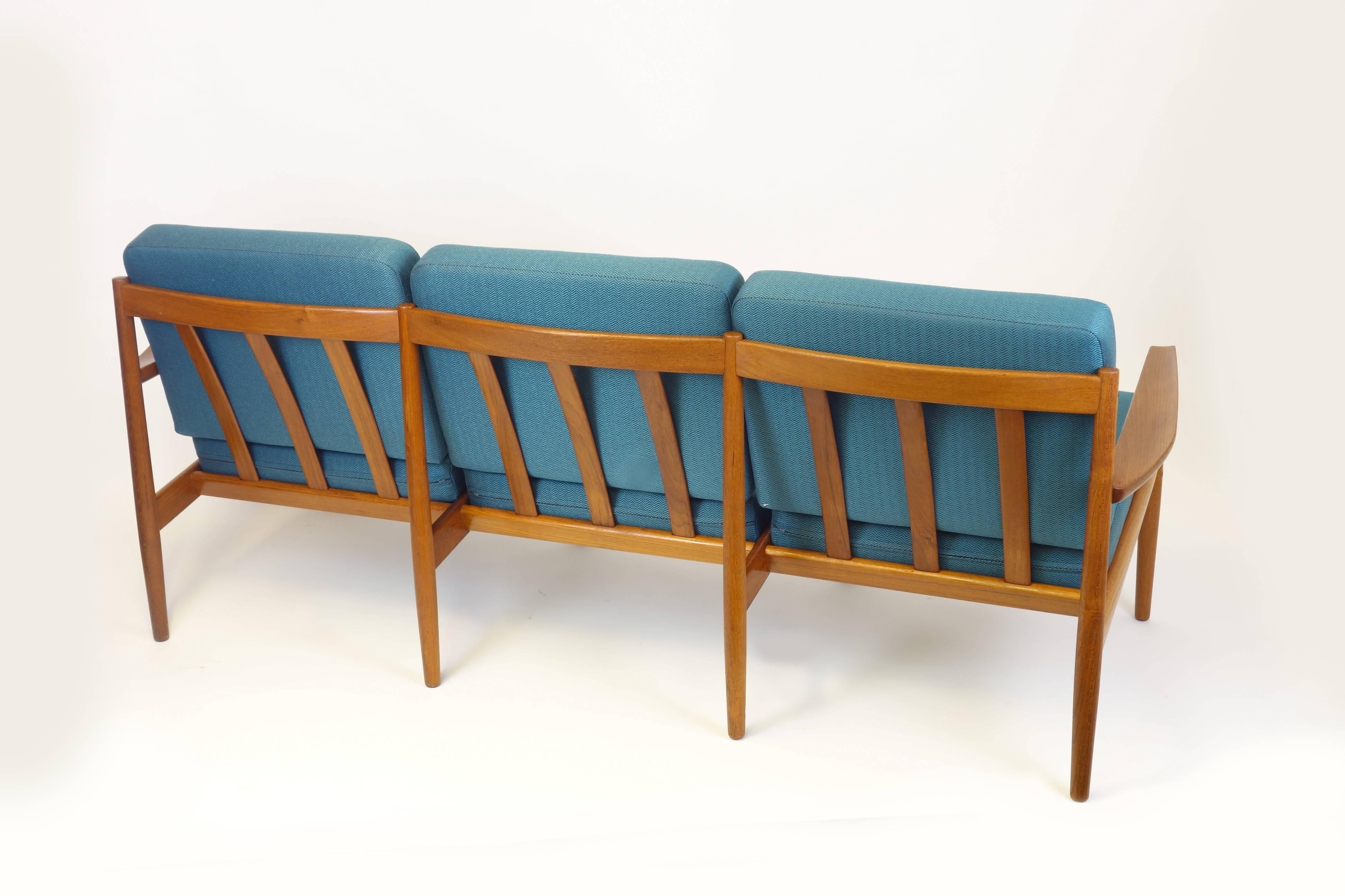 Außergewöhnlich seltene 3-Sitzer Couch oder Sofa von Grete Jalk für Dansk Mobler, Dänemark 1960er Jahre. Massiver Teakholzrahmen mit rechteckiger Messingintarsie als Zeichen der Jalk-Herkunft. Ausgestattet mit einer völlig neuen Polsterung und einem
