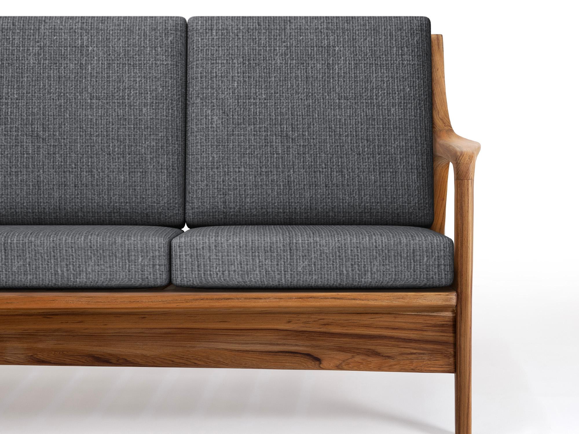 Le canapé d'extérieur/indoor est conçu dans le style des meubles modernes du milieu du siècle, au lieu des modèles typiquement bloqués et inconfortables disponibles. La stature musclée et la robustesse de la menuiserie sont équilibrées par les