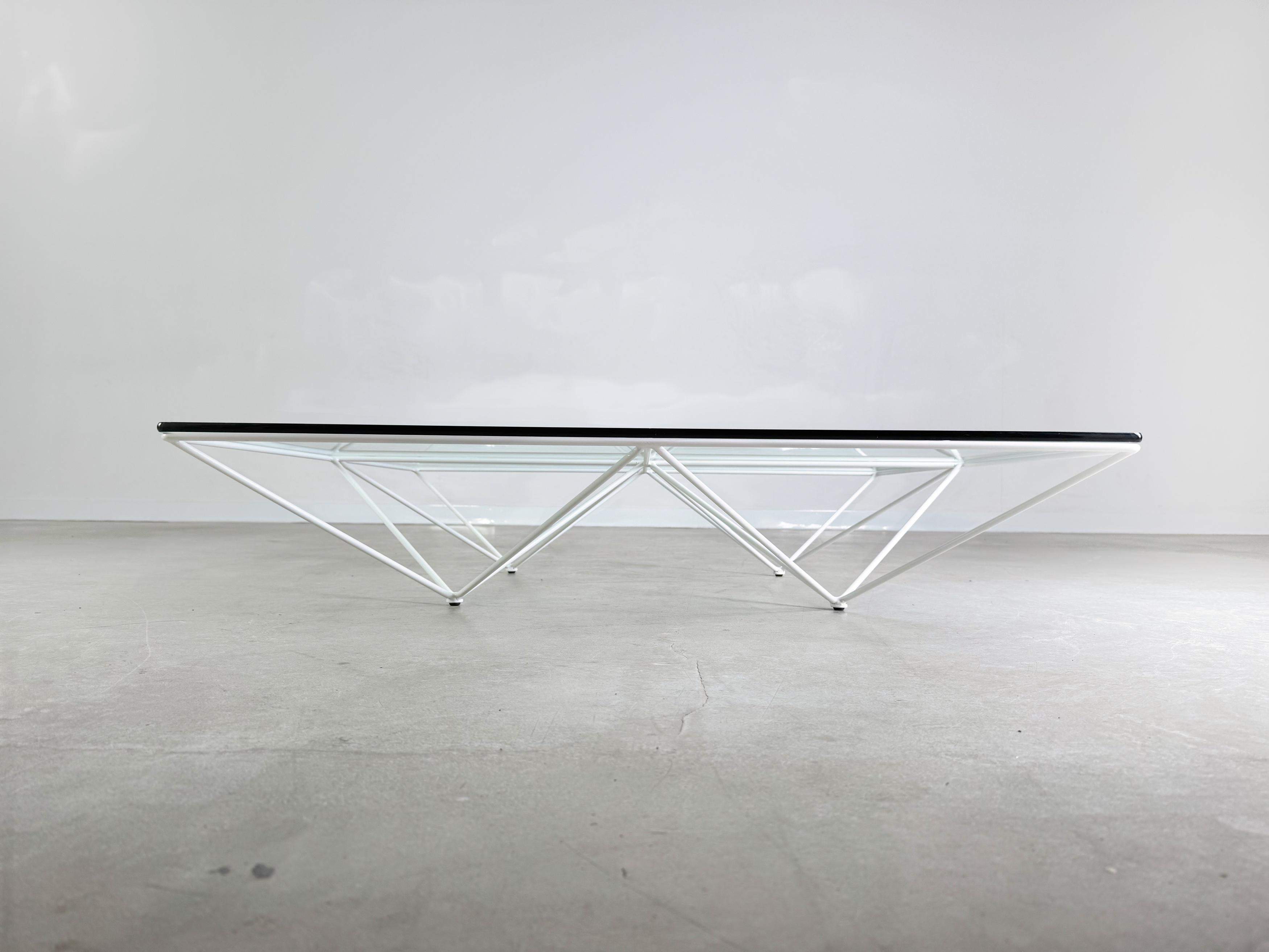 Wir bieten einen wunderschönen Couchtisch des renommierten Herstellers B&B Italia aus den 1980er Jahren zum Verkauf an. Ce modèle a été créé par Paolo Piva et est aujourd'hui un classique du design. Le plateau a été laqué de manière professionnelle