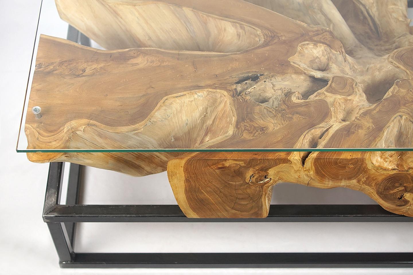 Couchtisch aus Teakwurzelholz.

Schöner organischer Teakwurzel-Couchtisch mit atemberaubenden Erosionsdetails, mit einer Platte aus gehärtetem Glas (10 mm) auf der Platte. Das Einölen der Wurzel verleiht ihr ein besonderes, einzigartiges