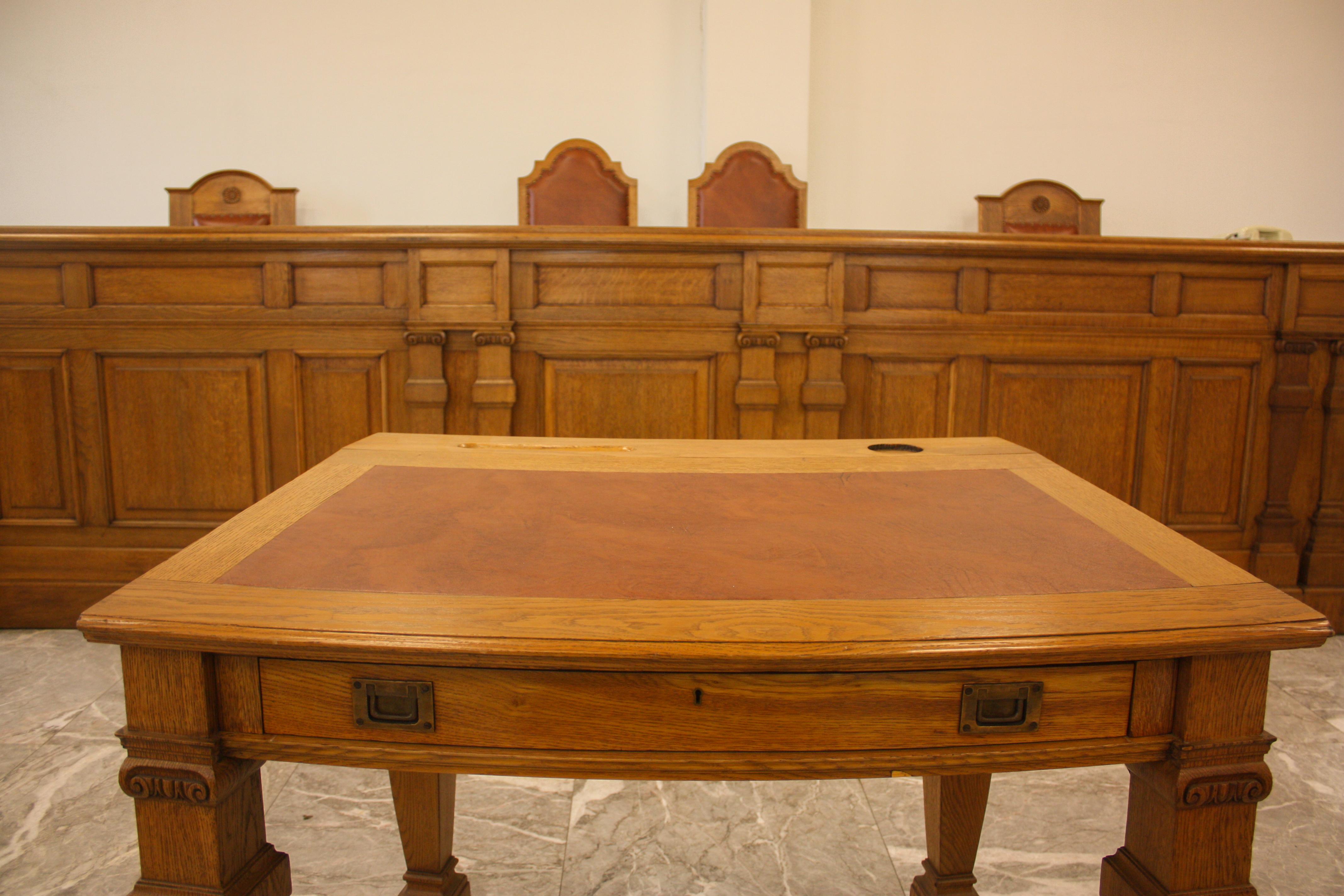 Escritorios y Sillones de la Cámara del Consejo, Italia, 1920 en Excelente Estado en Budapest, HU