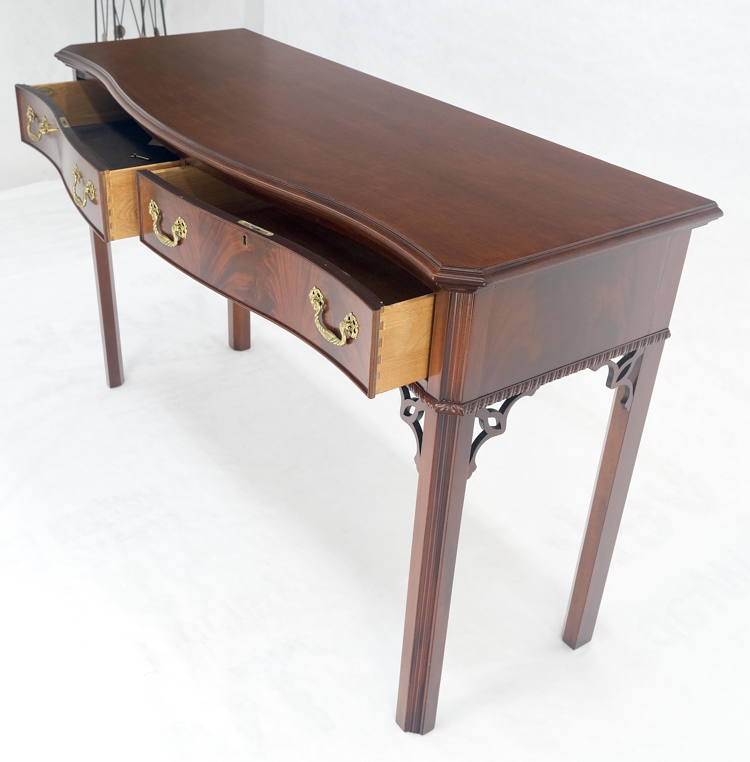 Council Flame Mahogany Two Drawers Console Table Server MINT Bon état - En vente à Rockaway, NJ