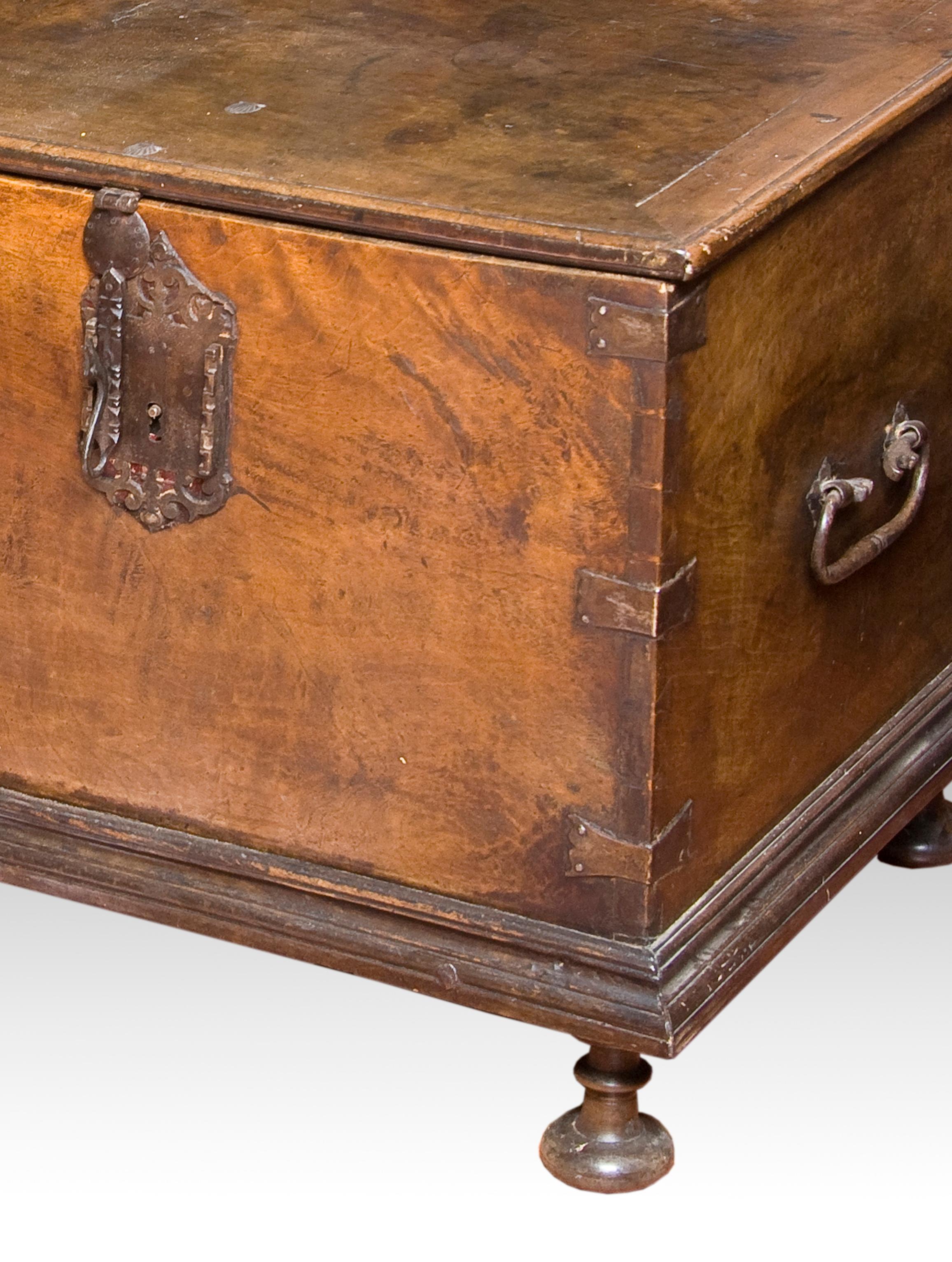 Council or city hall chest. Walnut, wrought iron, Spain, 17th century with restorations.
Rectangular ark of flat top with two handles, corners, turned legs and three locks whose lock shields respond to two styles: the sides follow 17th-century