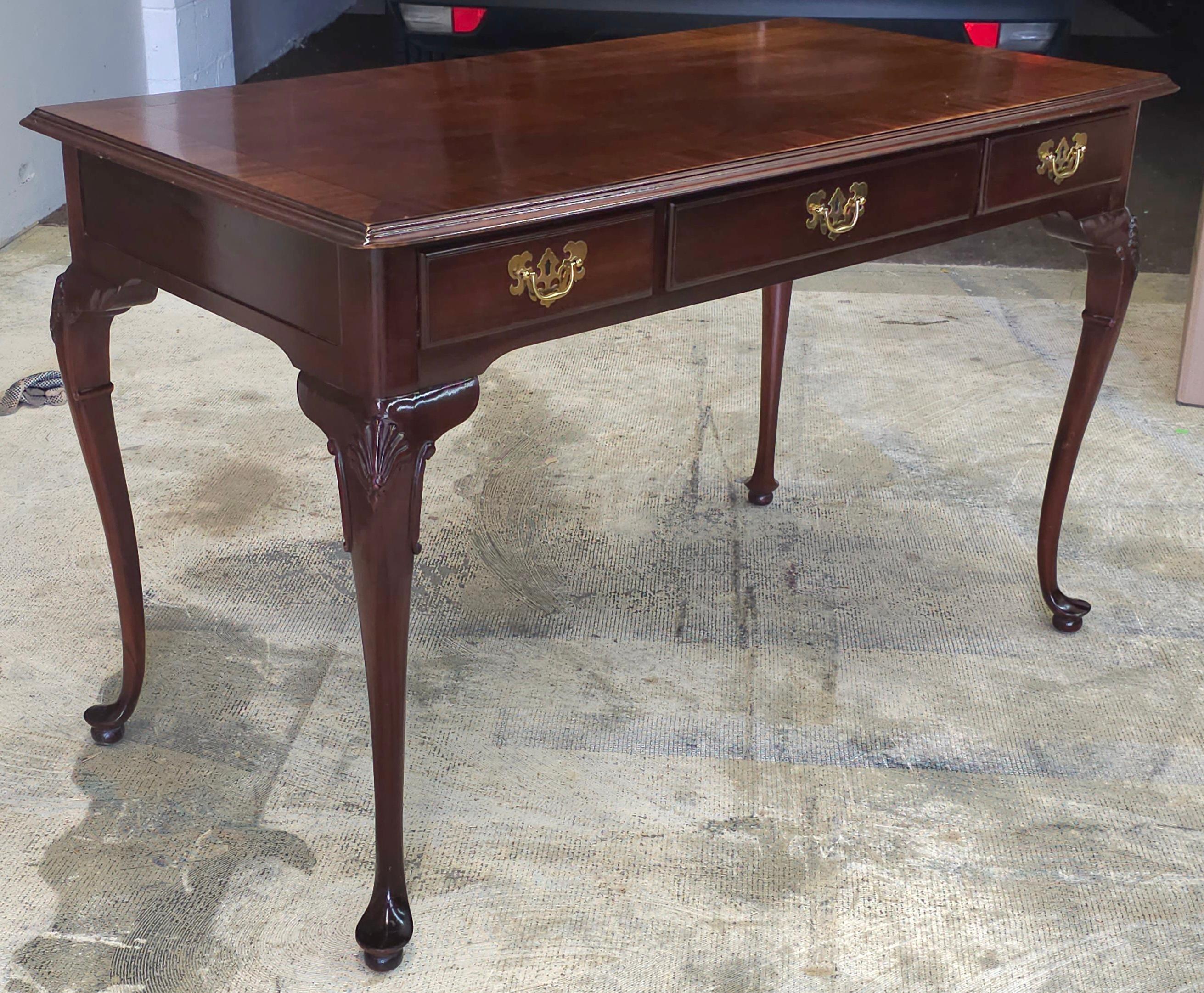 Councill Craftmen Tavolo da scrittura in stile Queen Anne in mogano a fasce incrociate in vendita 2