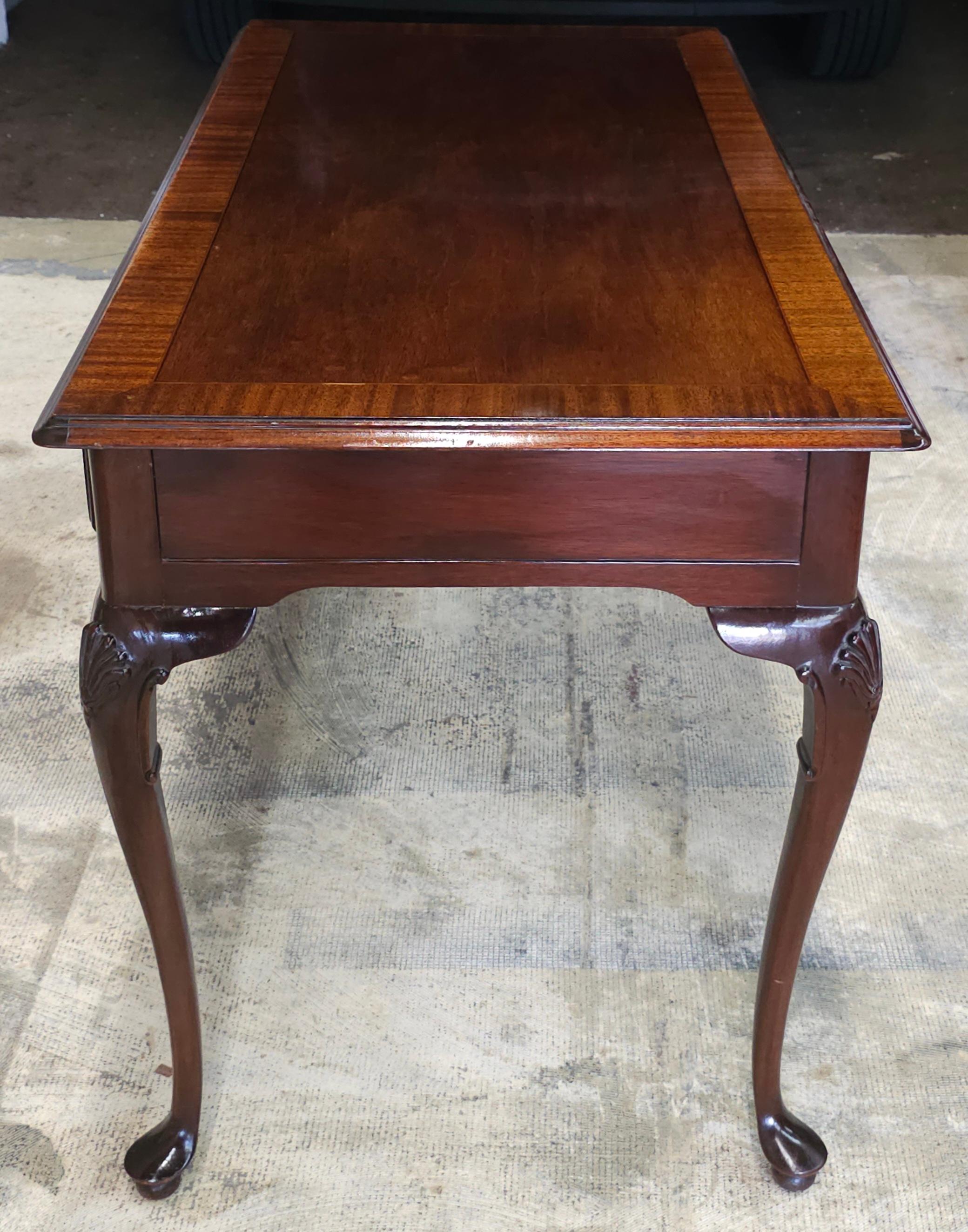 Councill Craftmen Tavolo da scrittura in stile Queen Anne in mogano a fasce incrociate in vendita 4
