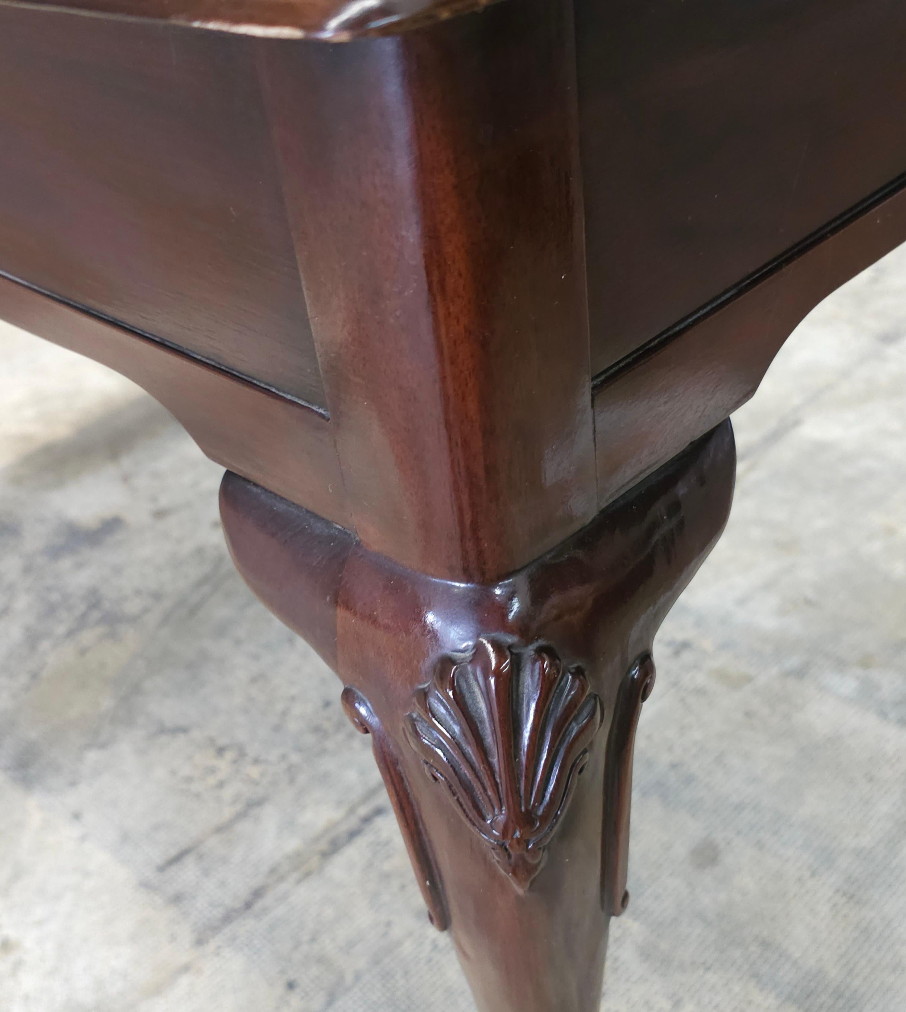 Councill Craftmen Tavolo da scrittura in stile Queen Anne in mogano a fasce incrociate in vendita 9