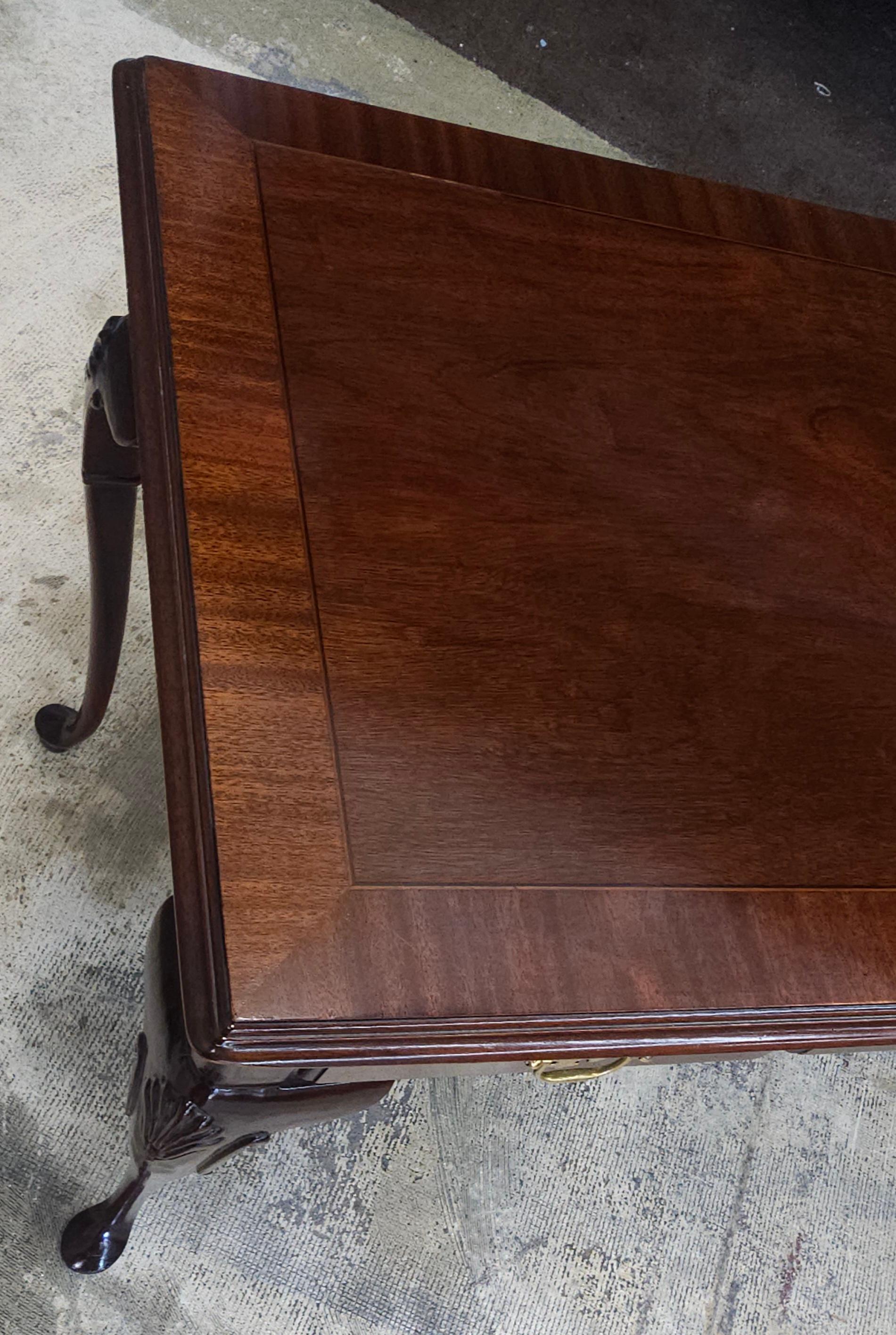 Councill Craftmen Tavolo da scrittura in stile Queen Anne in mogano a fasce incrociate in vendita 10