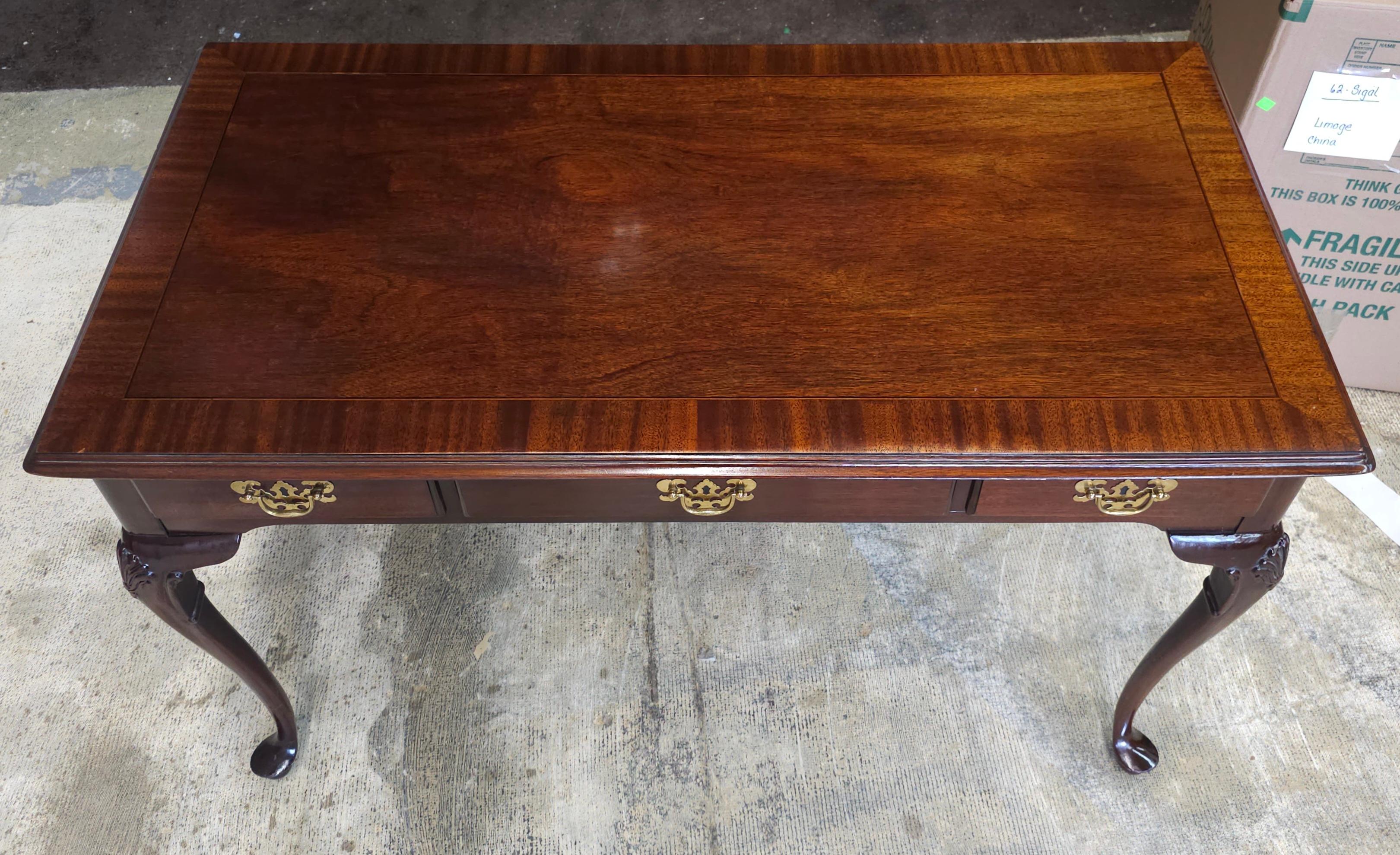 Un elegante, semplice e ben proporzionato tre cassetti  Scrivania da tavolo in stile Queen Anne in mogano a fasce incrociate di Councill Craftmen

Misura 48