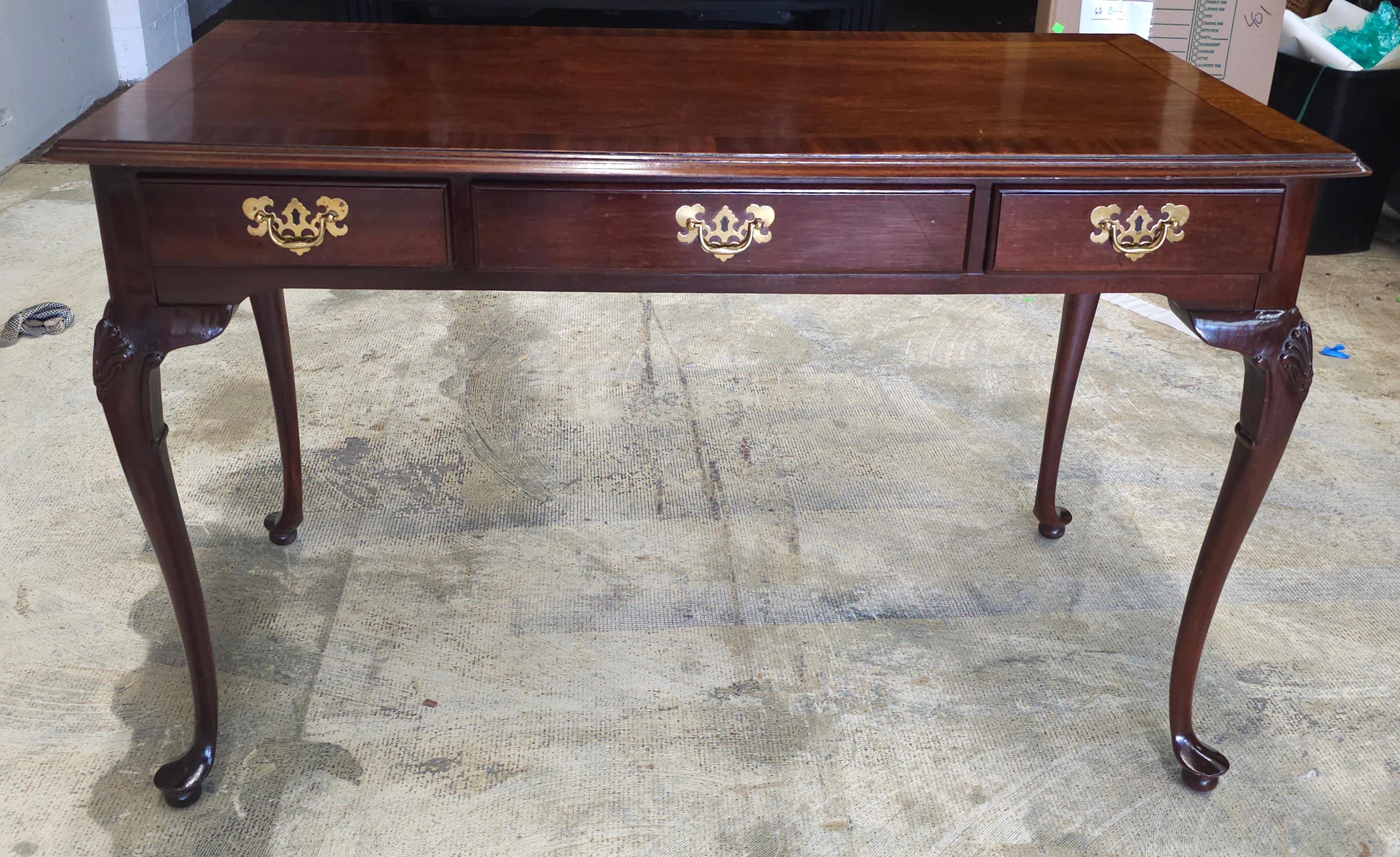 Regina Anna Councill Craftmen Tavolo da scrittura in stile Queen Anne in mogano a fasce incrociate in vendita