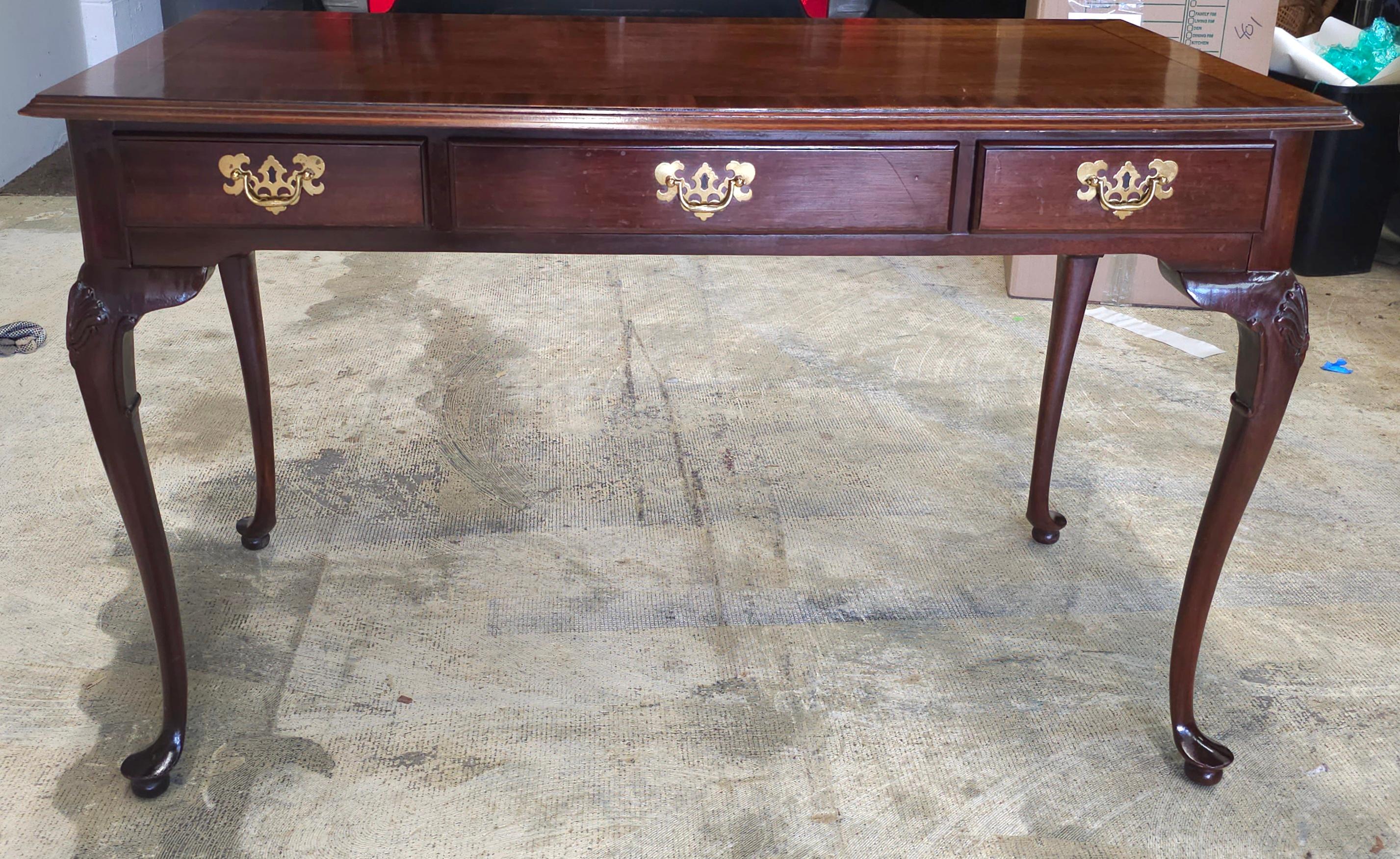Americano Councill Craftmen Tavolo da scrittura in stile Queen Anne in mogano a fasce incrociate in vendita