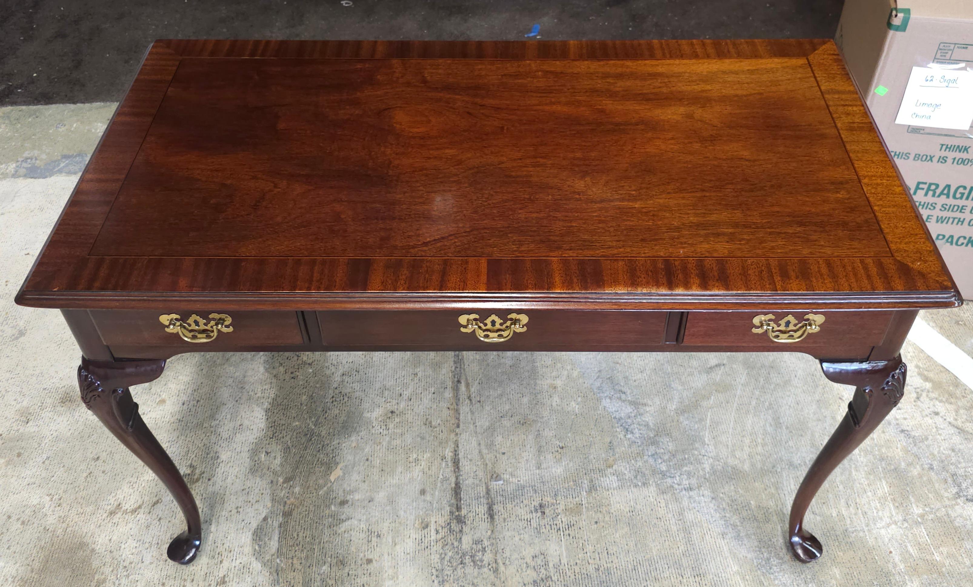 Verniciato Councill Craftmen Tavolo da scrittura in stile Queen Anne in mogano a fasce incrociate in vendita