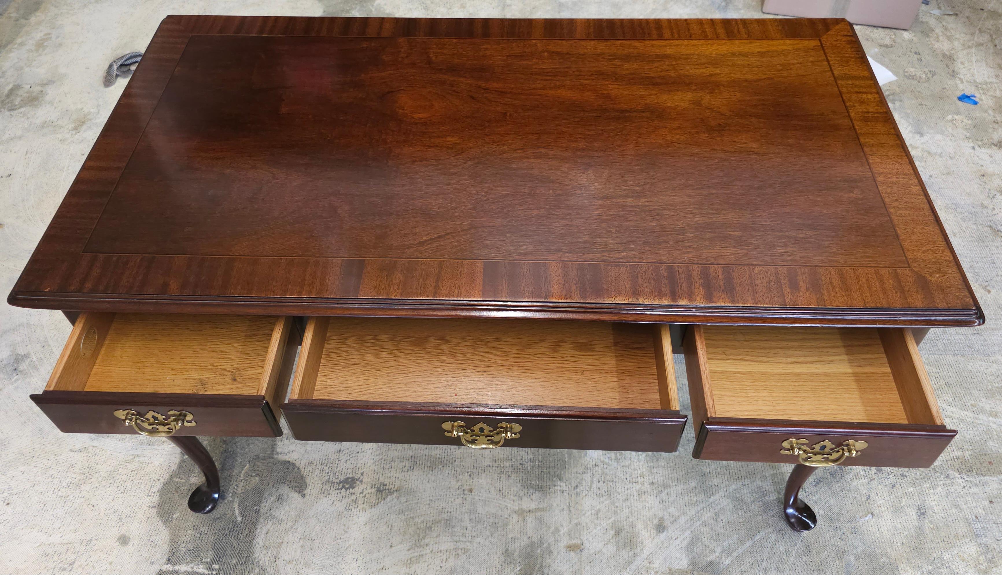 Mogano Councill Craftmen Tavolo da scrittura in stile Queen Anne in mogano a fasce incrociate in vendita