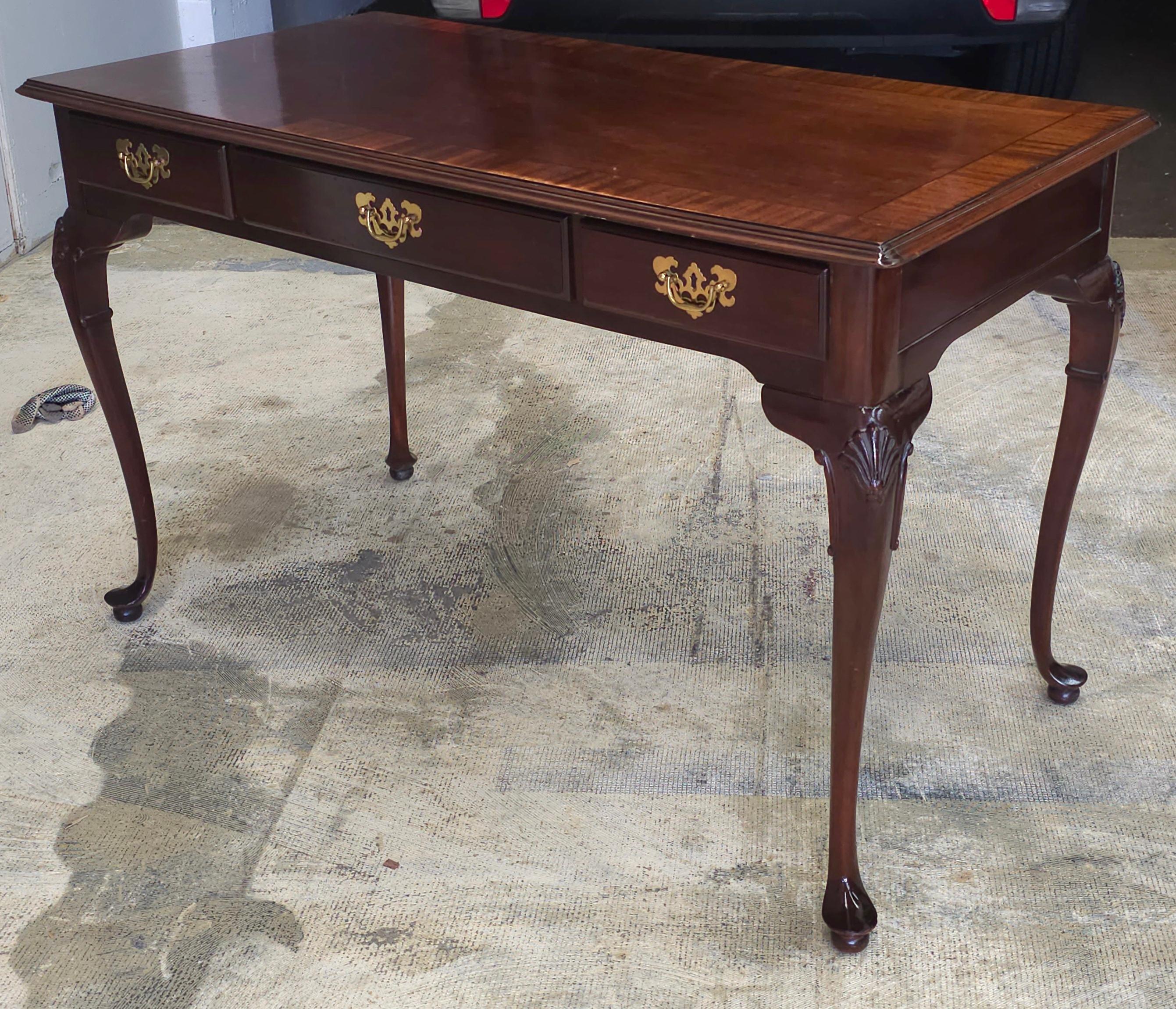 Councill Craftmen Tavolo da scrittura in stile Queen Anne in mogano a fasce incrociate in vendita 1