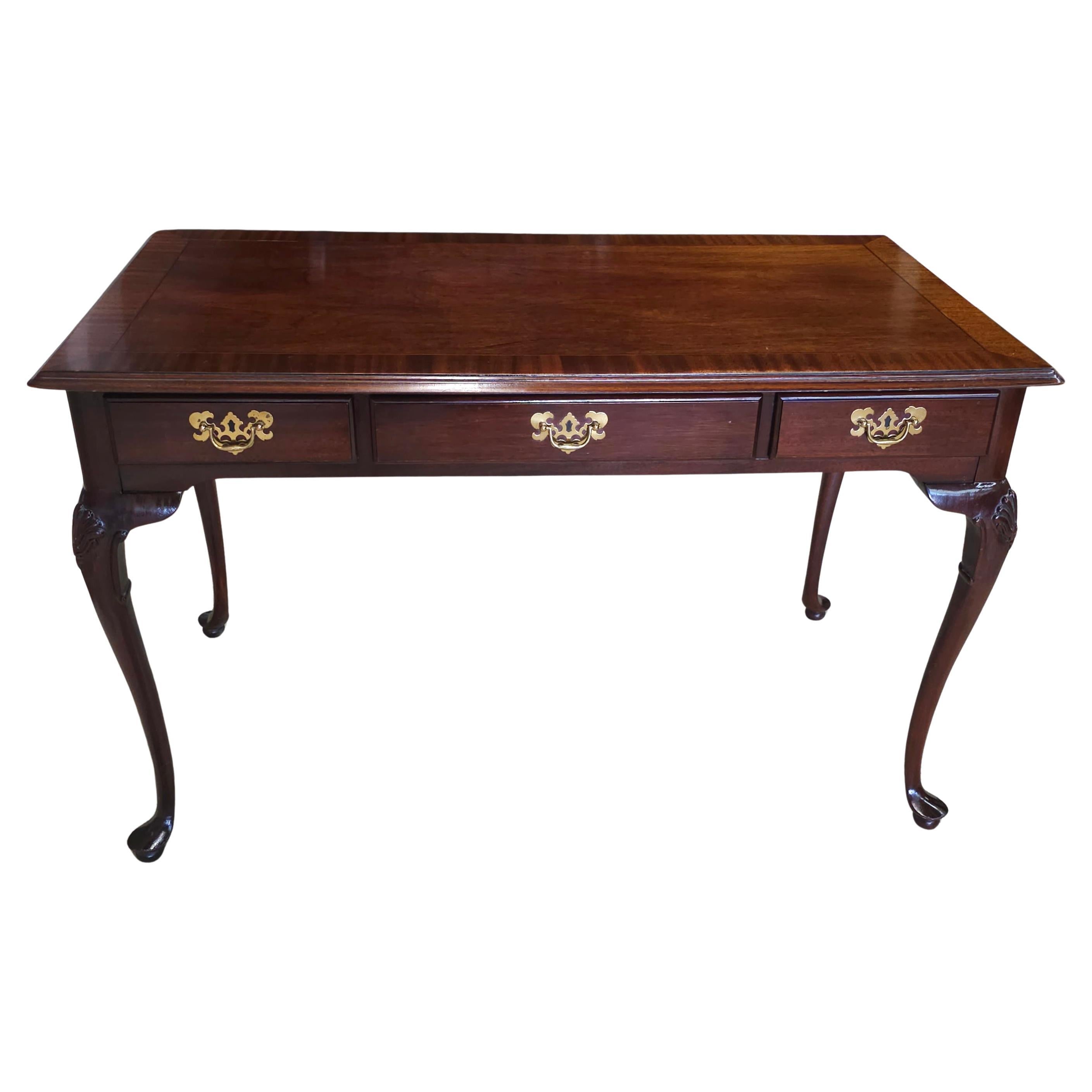 Bureau de table de style Queen Anne en acajou à bandes croisées de Councill Craftmen
