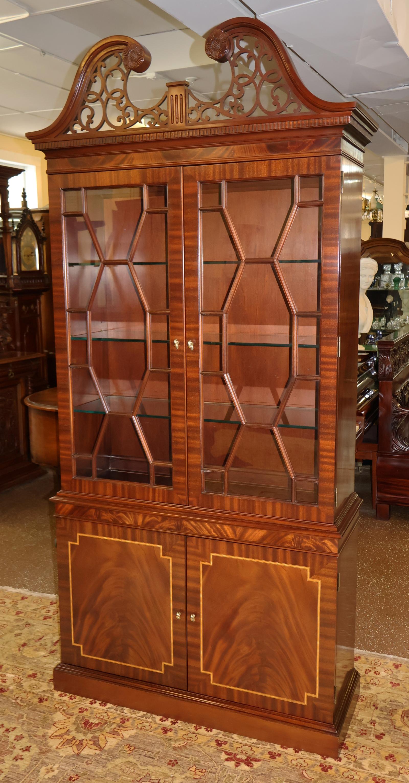 Councill Craftsman Regency Style Flame Mahogany Curio China Display Cabinet

Dimensions : 92.5