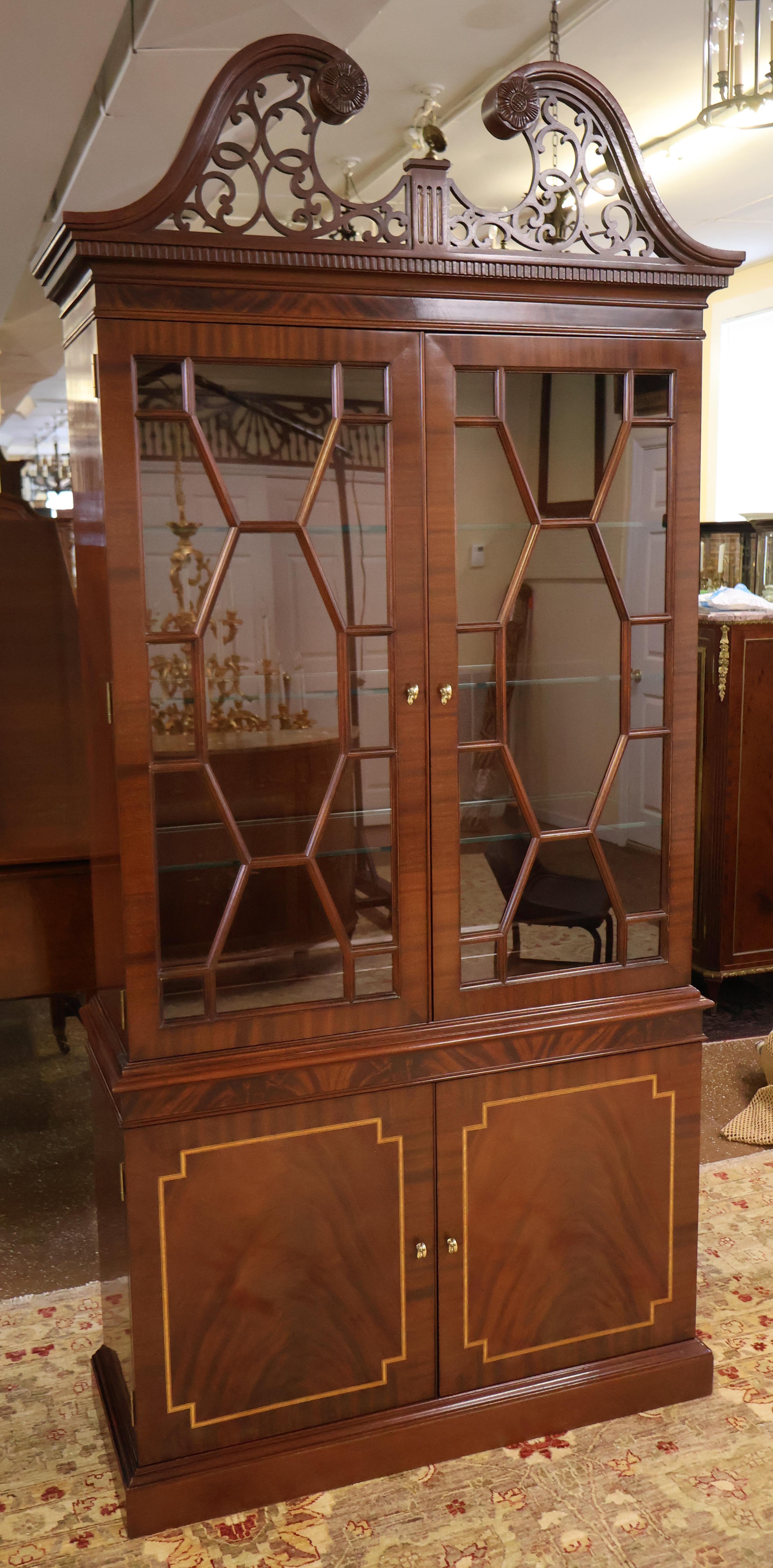 Councill Craftsman Regency Style Flame Mahogany Curio China Display Cabinet In Good Condition For Sale In Long Branch, NJ