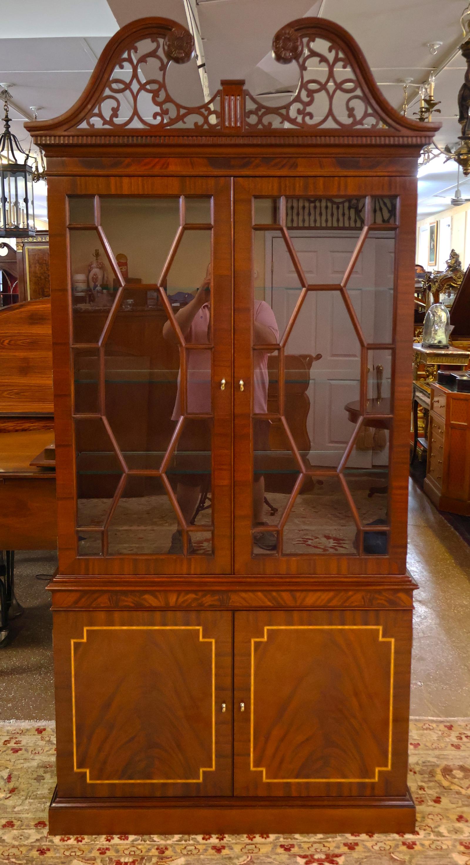 Councill Craftsman Regency Style Flame Mahogany Curio China Display Cabinet In Good Condition For Sale In Long Branch, NJ