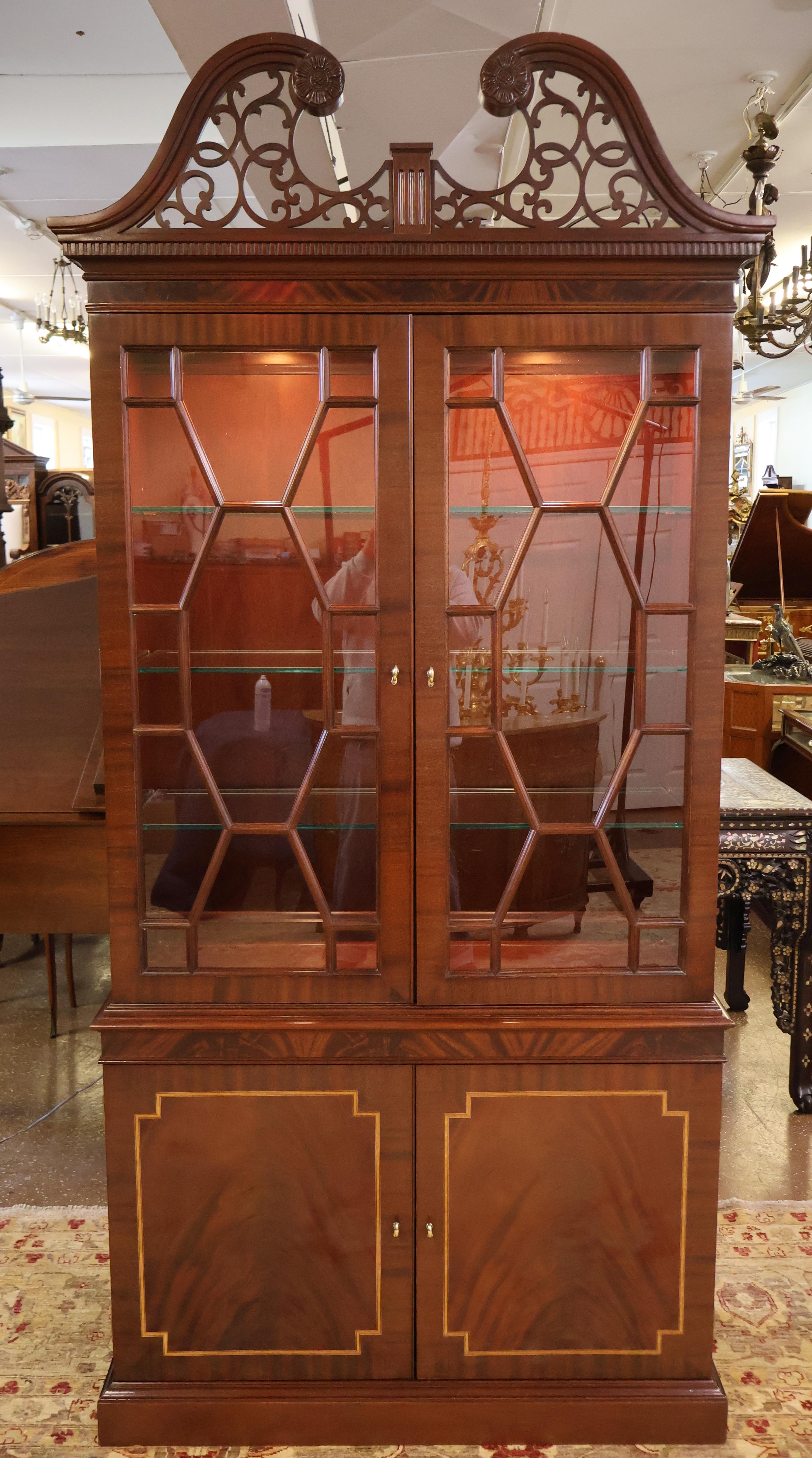Acajou Councill Craftsman Regency Style Flame Mahogany Curio China Display Cabinet en vente