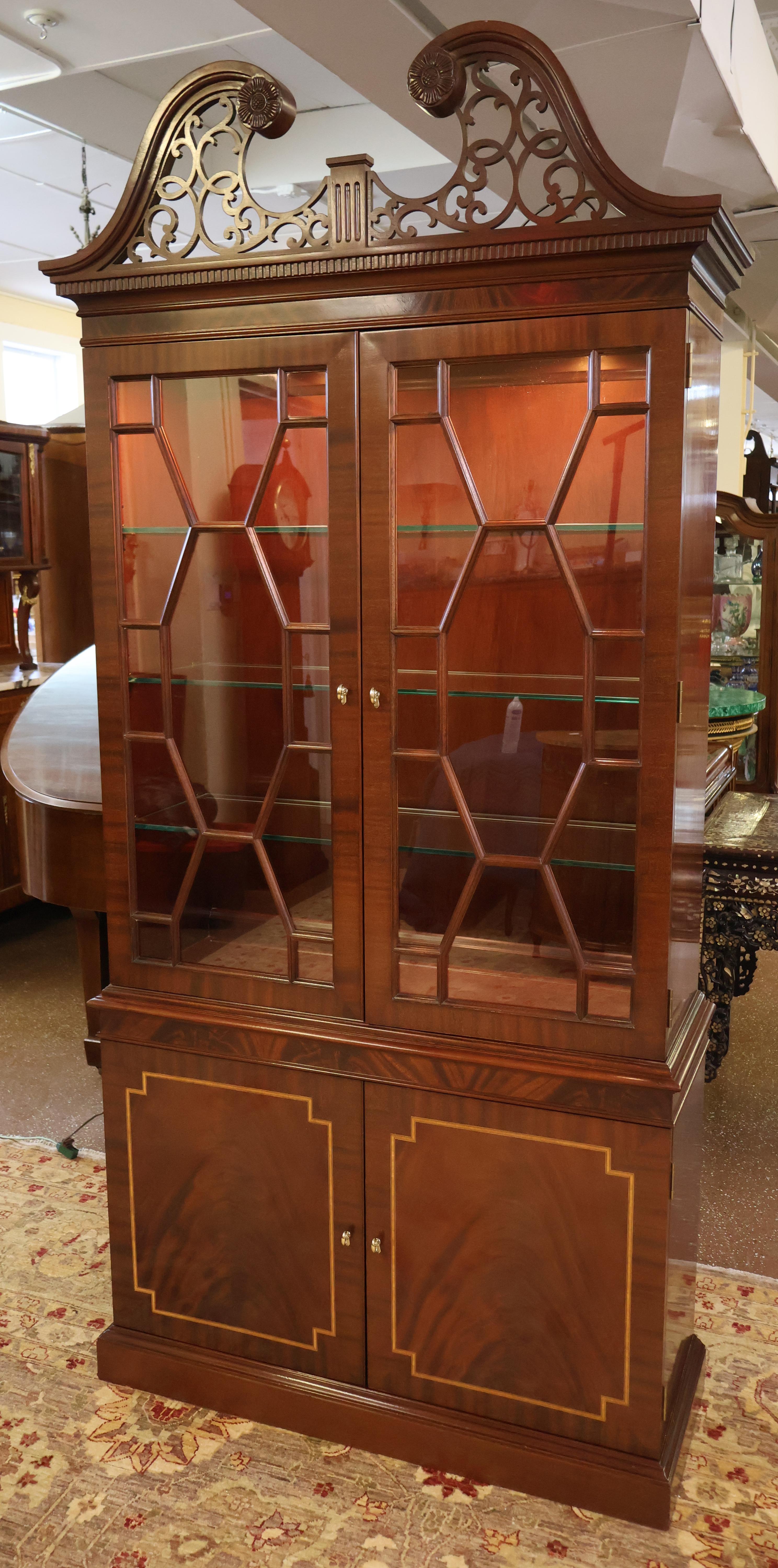Councill Craftsman Regency Style Flame Mahogany Curio China Display Cabinet en vente 1