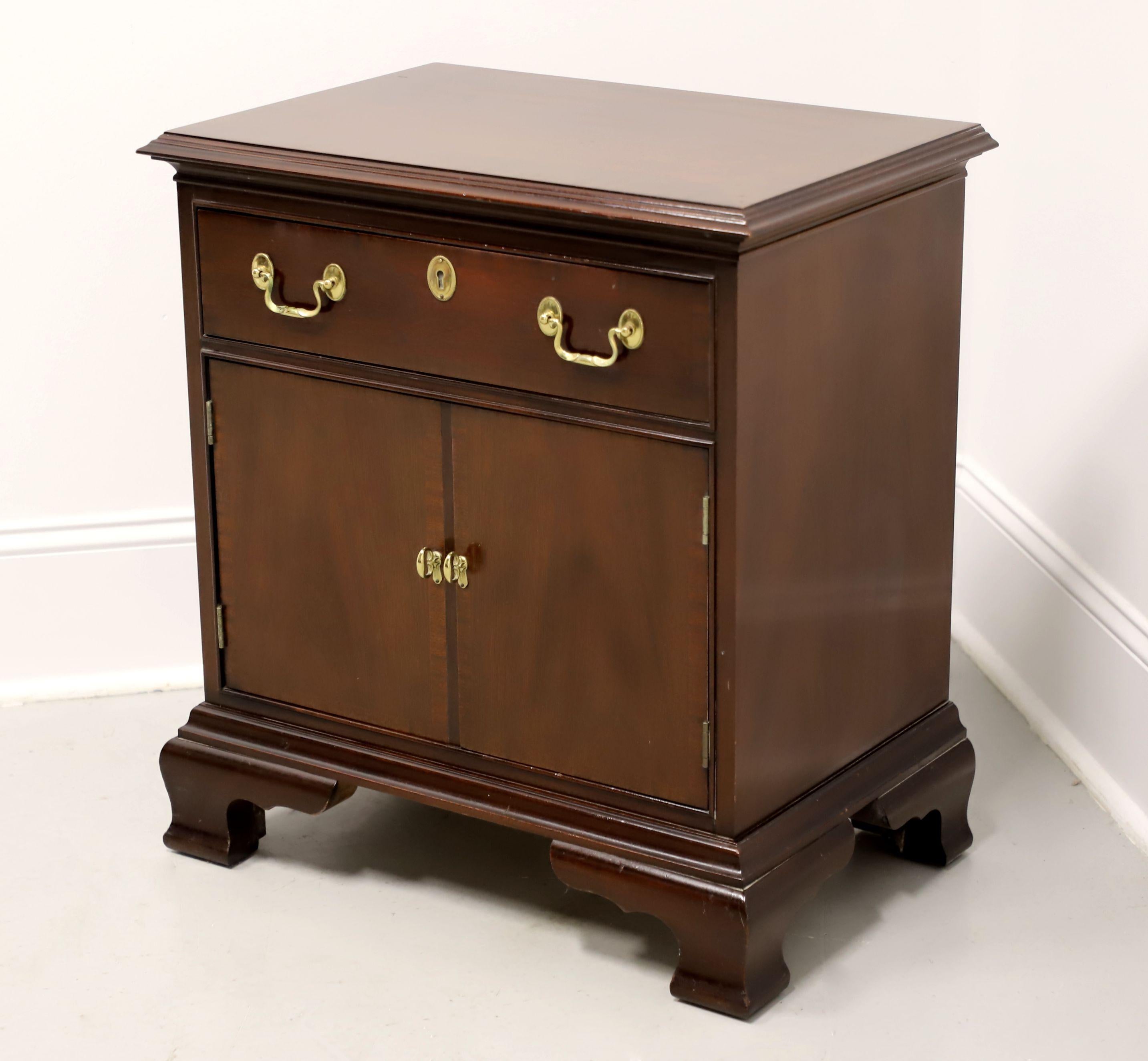 American COUNCILL CRAFTSMEN Banded Mahogany Chippendale Style Nightstand Bedside Cabinet For Sale