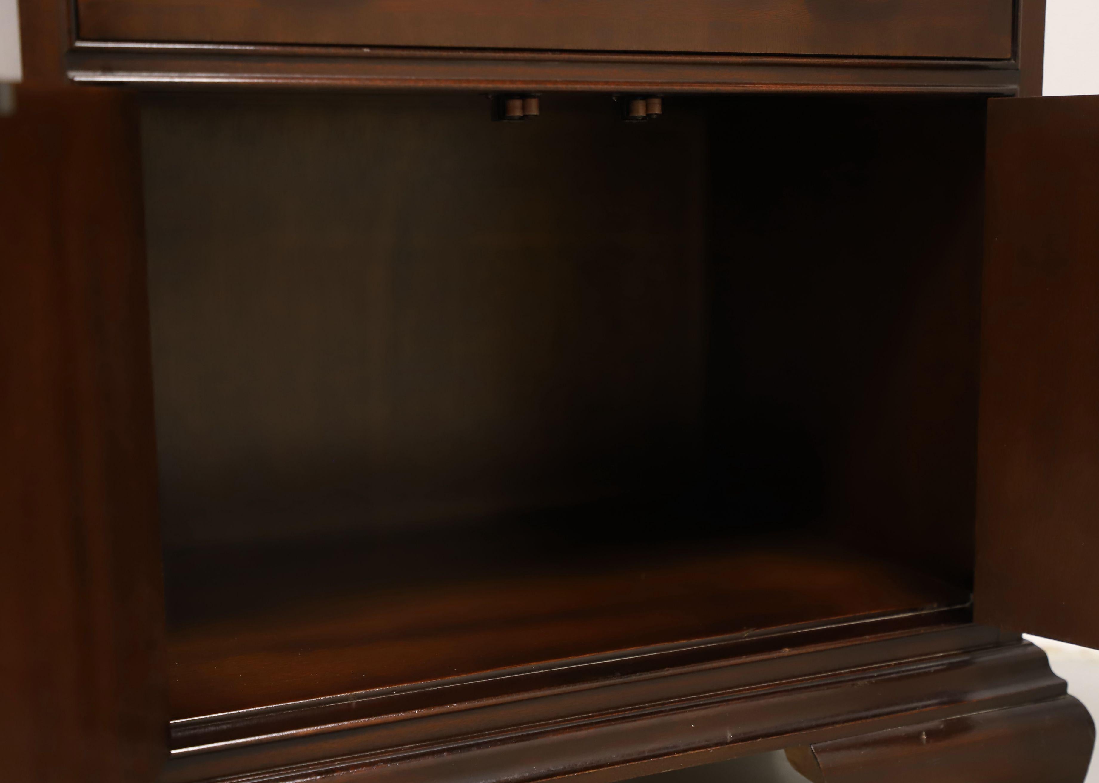 COUNCILL CRAFTSMEN Banded Mahogany Chippendale Style Nightstand Bedside Cabinet For Sale 3