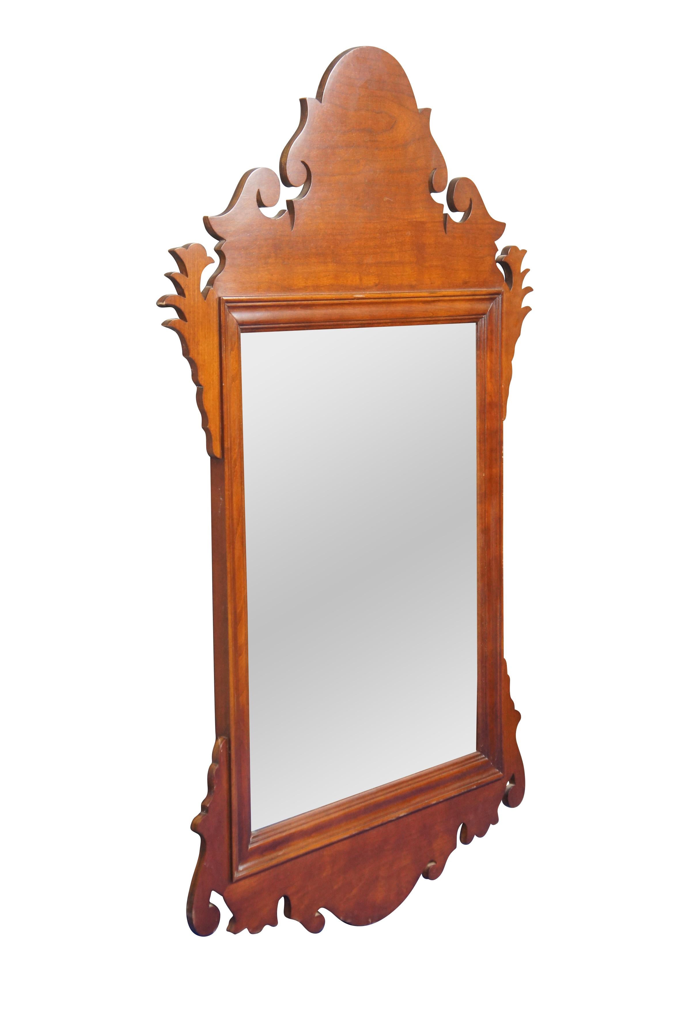 Espejo de pared vintage del siglo XX, estilo Chippendale, de Councill Craftsmen: espejo rectangular de cristal biselado con marco de madera tallada.

Dimensiones:
30