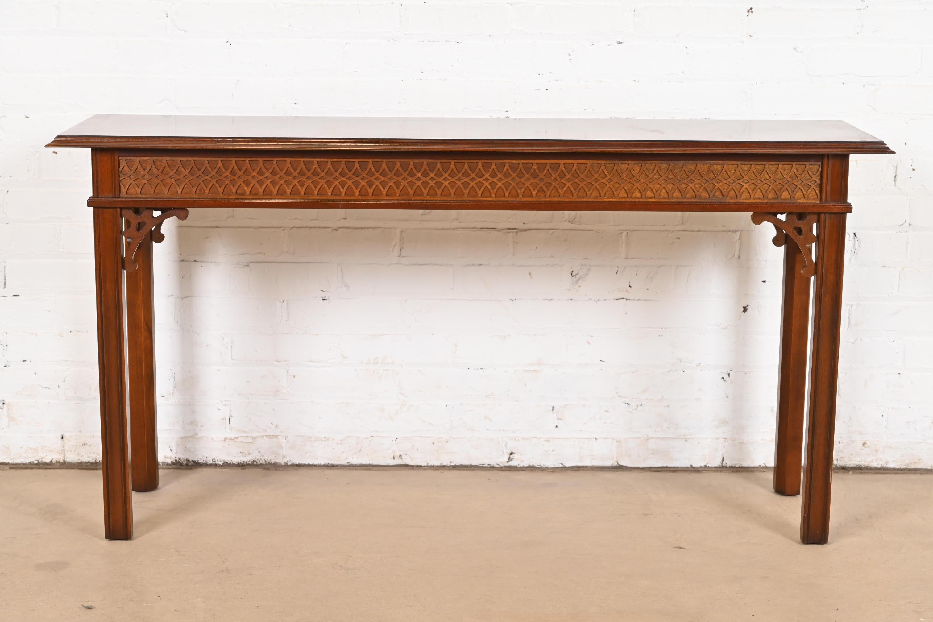 Councill Craftsmen Georgian Carved Banded Mahogany Console Table In Good Condition For Sale In South Bend, IN